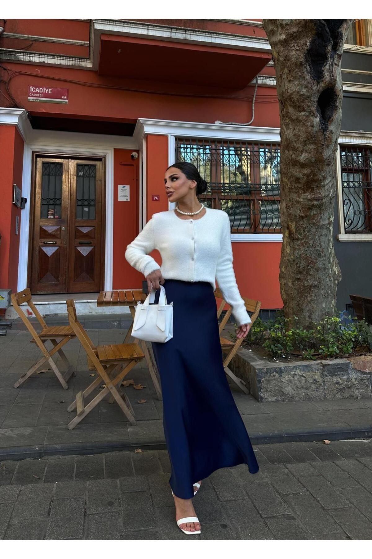 Yumuşak Dokulu Gümüş Düğmeli Triko Hırka