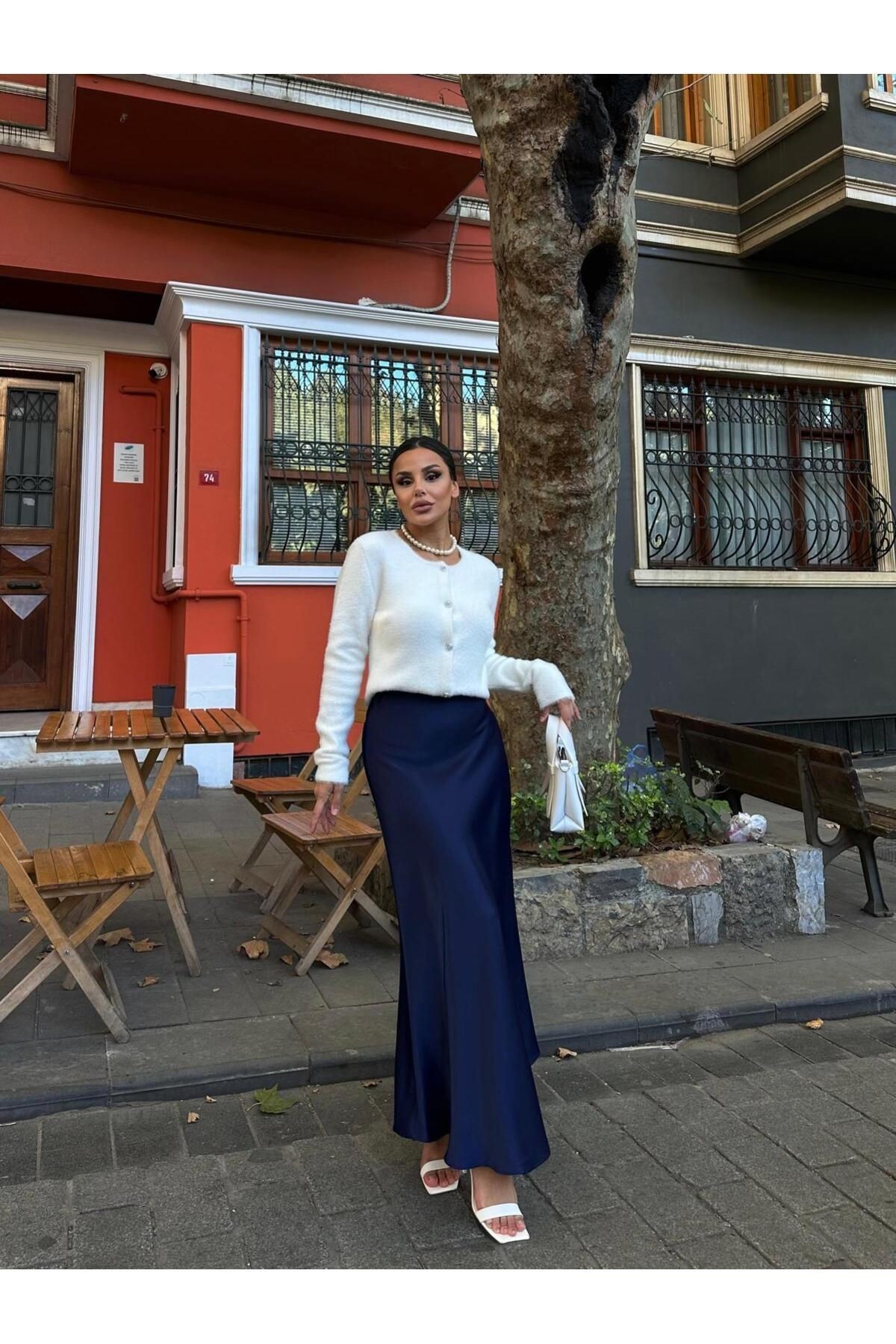 Yumuşak Dokulu Gümüş Düğmeli Triko Hırka