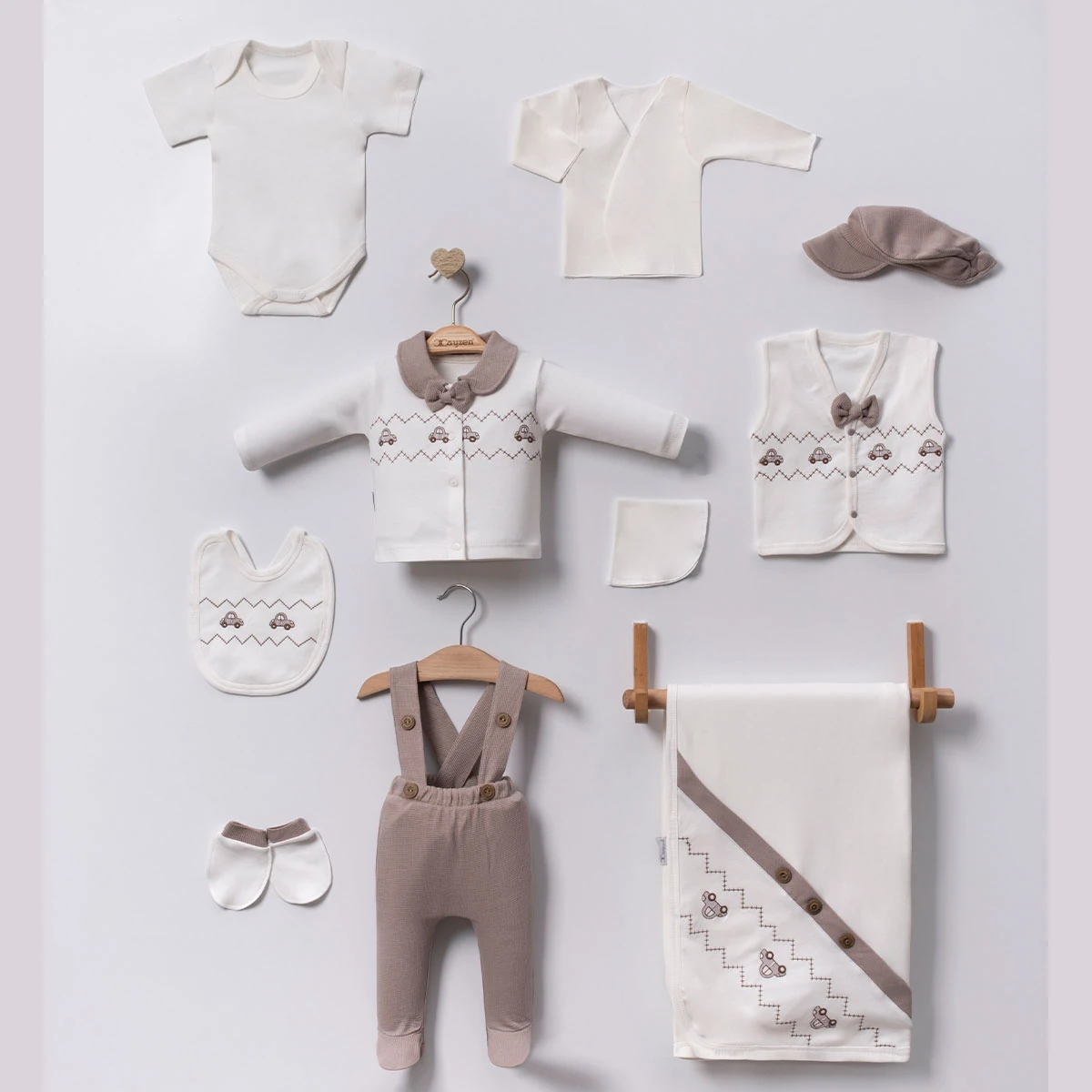 Oeko-Tex Sertifikalı Yelekli Şık Askılı Pantolonlu Erkek Bebek 10'lu Hastane Çıkışı Seti - Bej