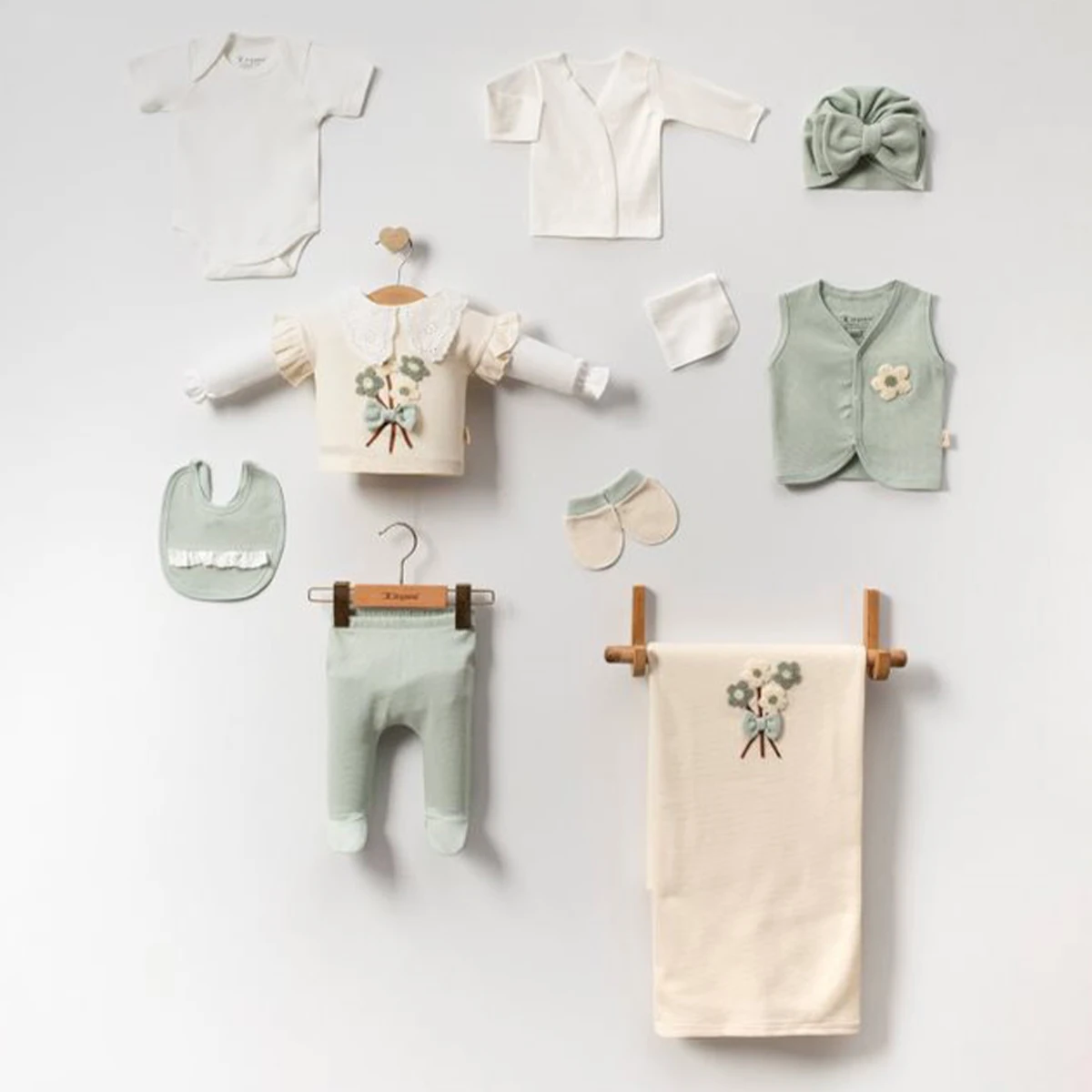 Oeko-Tex Sertifikalı Çiçek Nakışlı Kız Bebek 10'lu Hastane Çıkışı Seti - Yeşil