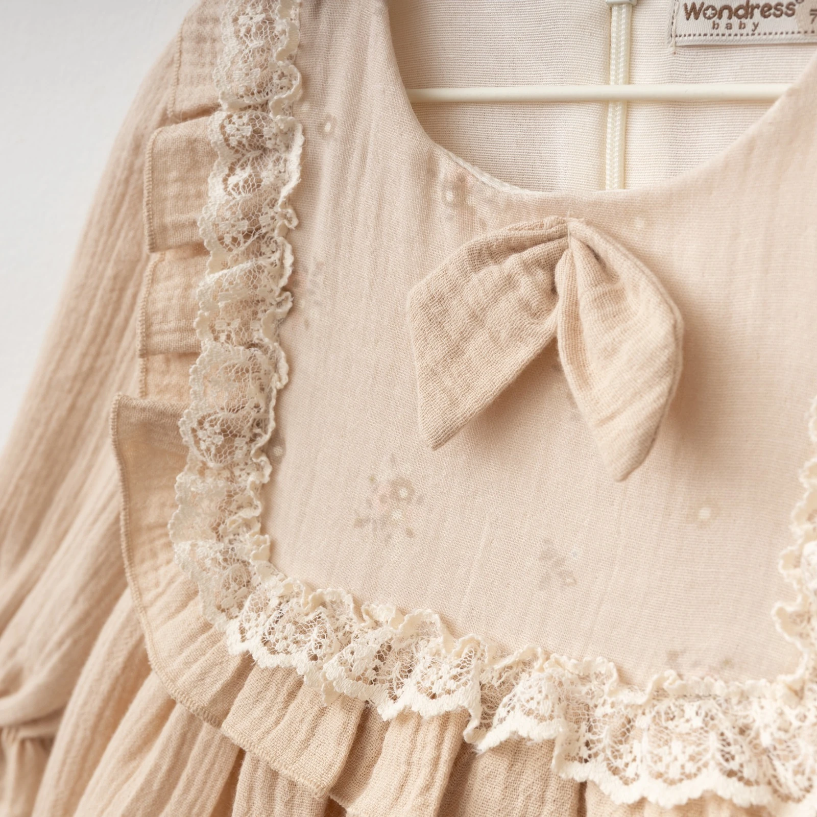 Kız Bebek Müslin Fırfırlı Dantel Detaylı Uzun Kollu Elbise