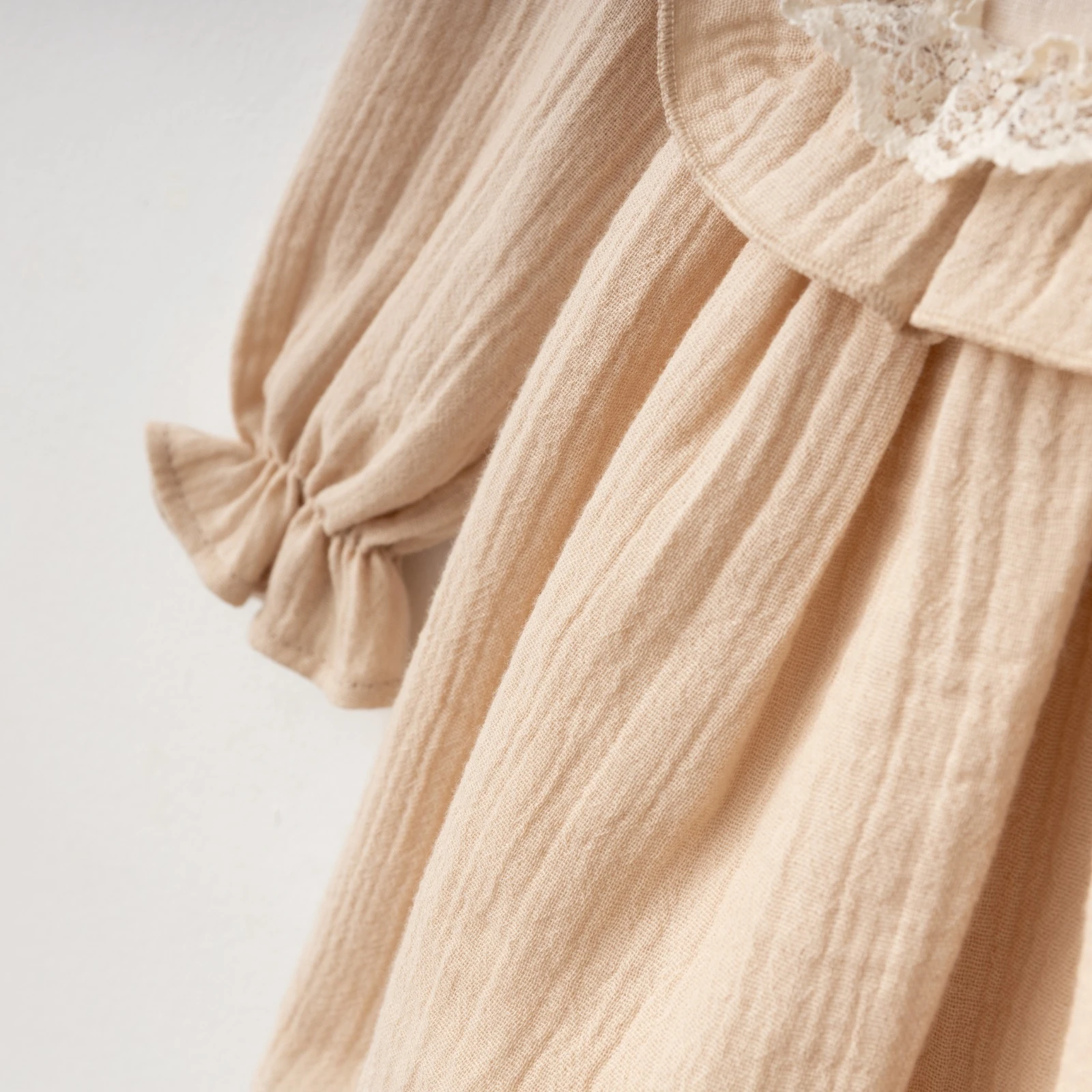 Kız Bebek Müslin Fırfırlı Dantel Detaylı Uzun Kollu Elbise