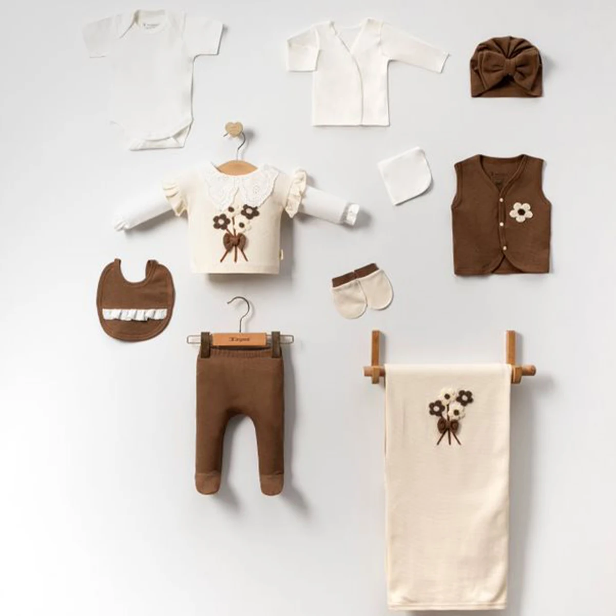 Oeko-Tex Sertifikalı Çiçek Nakışlı Kız Bebek 10'lu Hastane Çıkışı Seti - Kahverengi