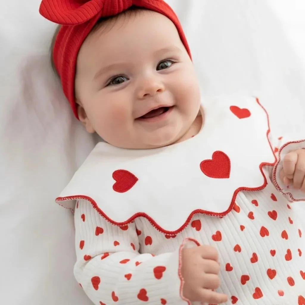 Gots Sertifikalı Kırmızı Kalpli Sevimli Kız Bebek Romper Tulum