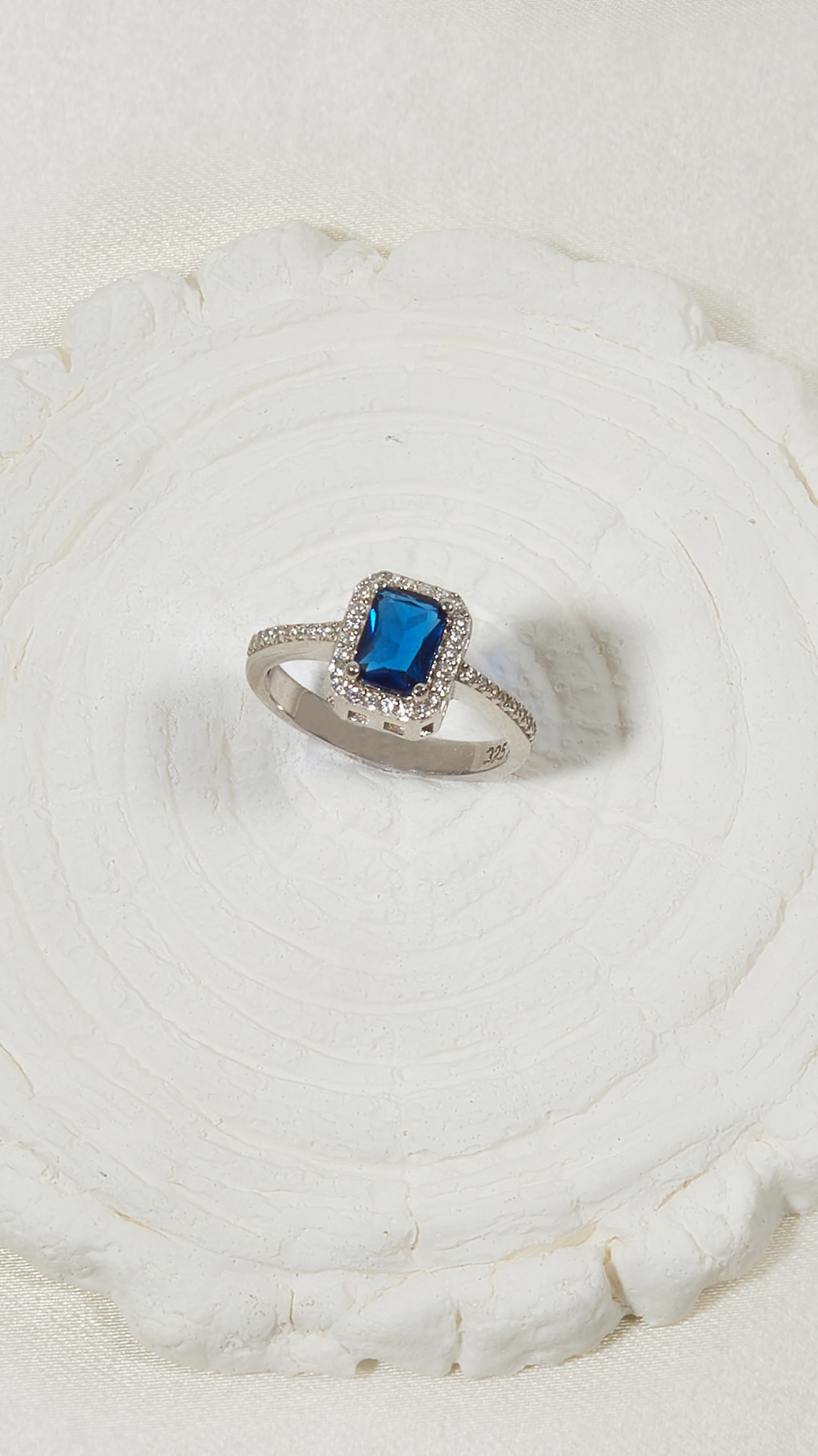 BAGET TAŞLI YÜZÜK