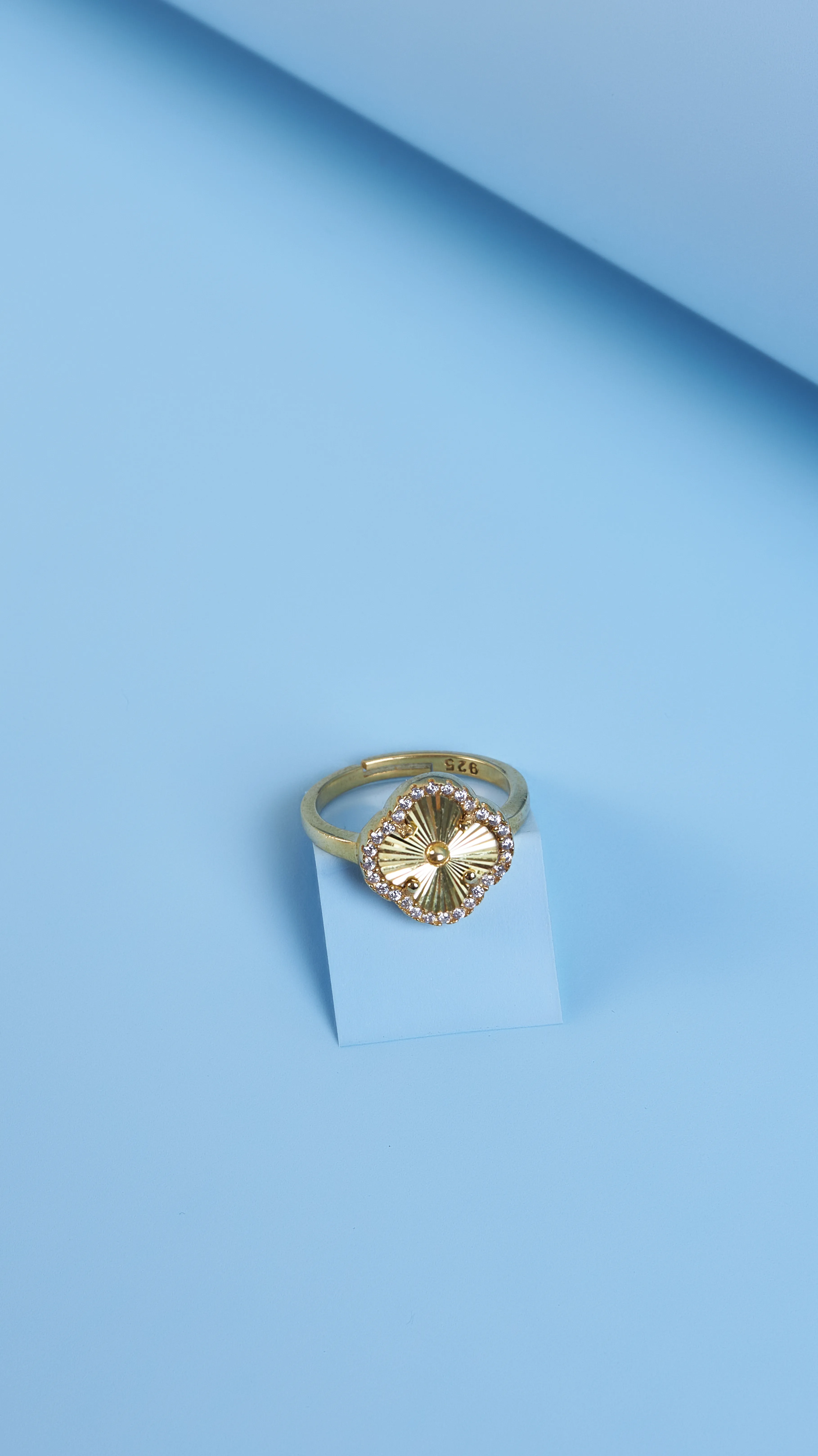 VAN CLEEF TAŞLI TEK YONCA YÜZÜK