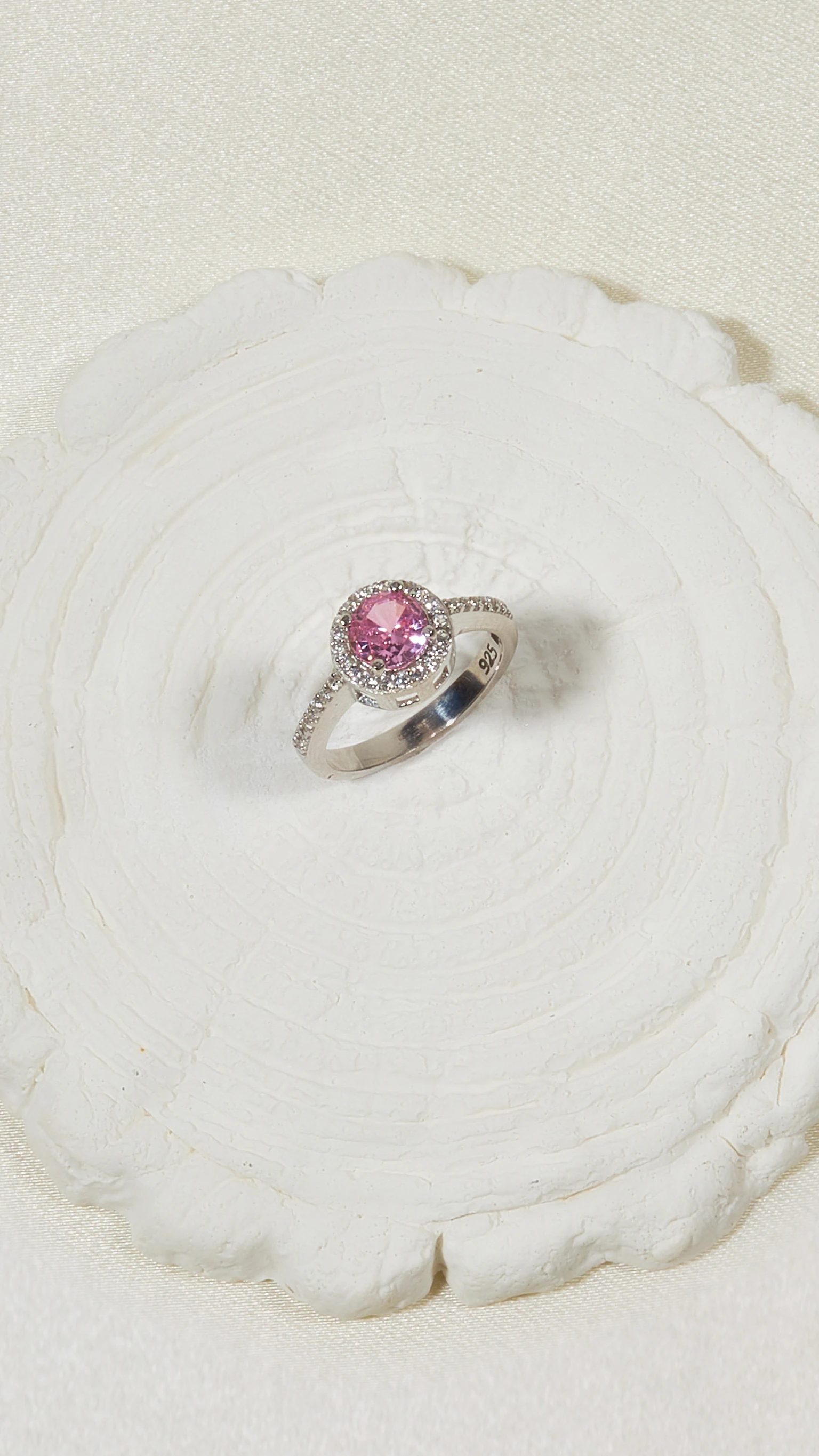 YUVARLAK TAŞLI YÜZÜK