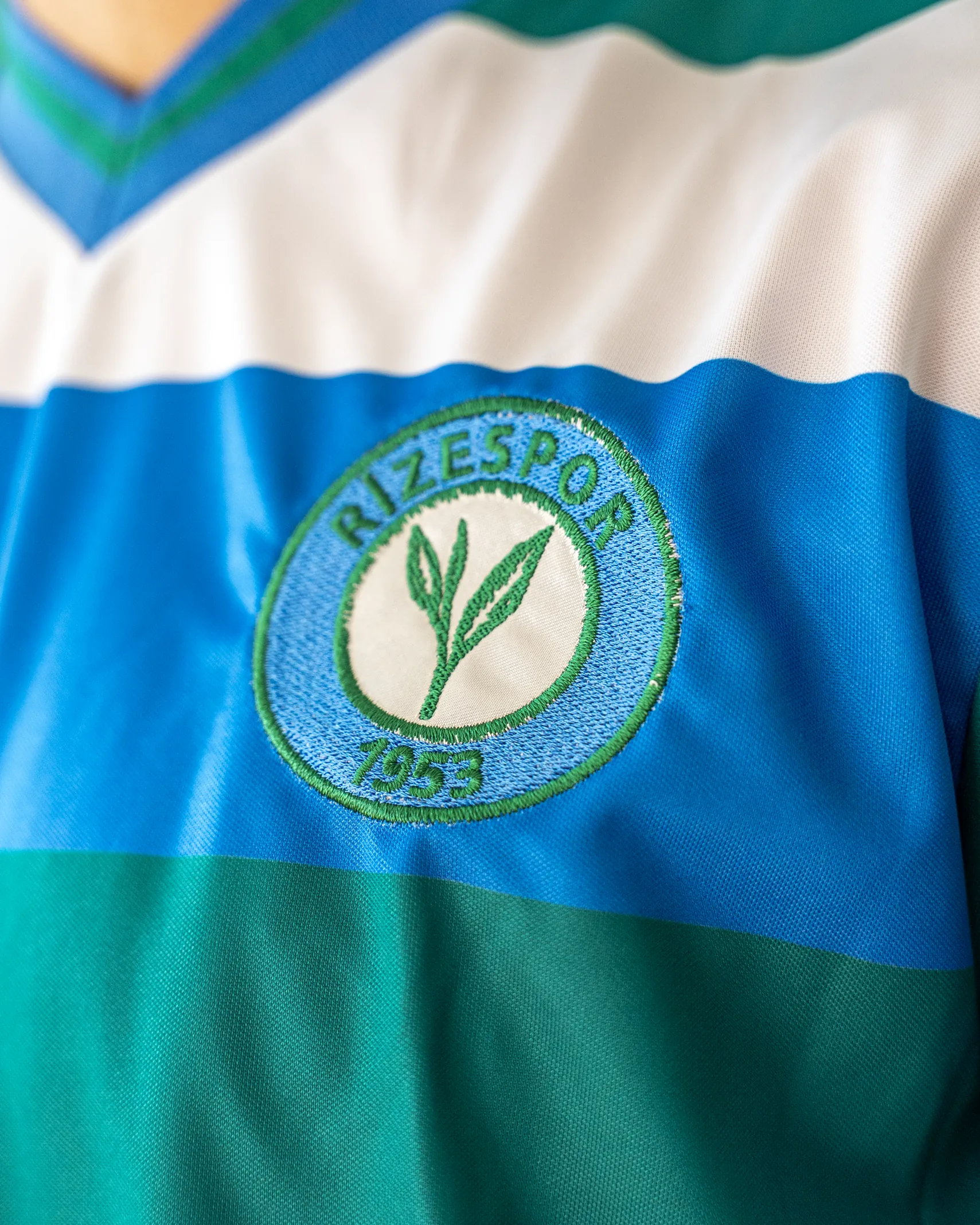 YEŞİL BEYAZ ÇİZGİLİ V YAKA RETRO FORMA