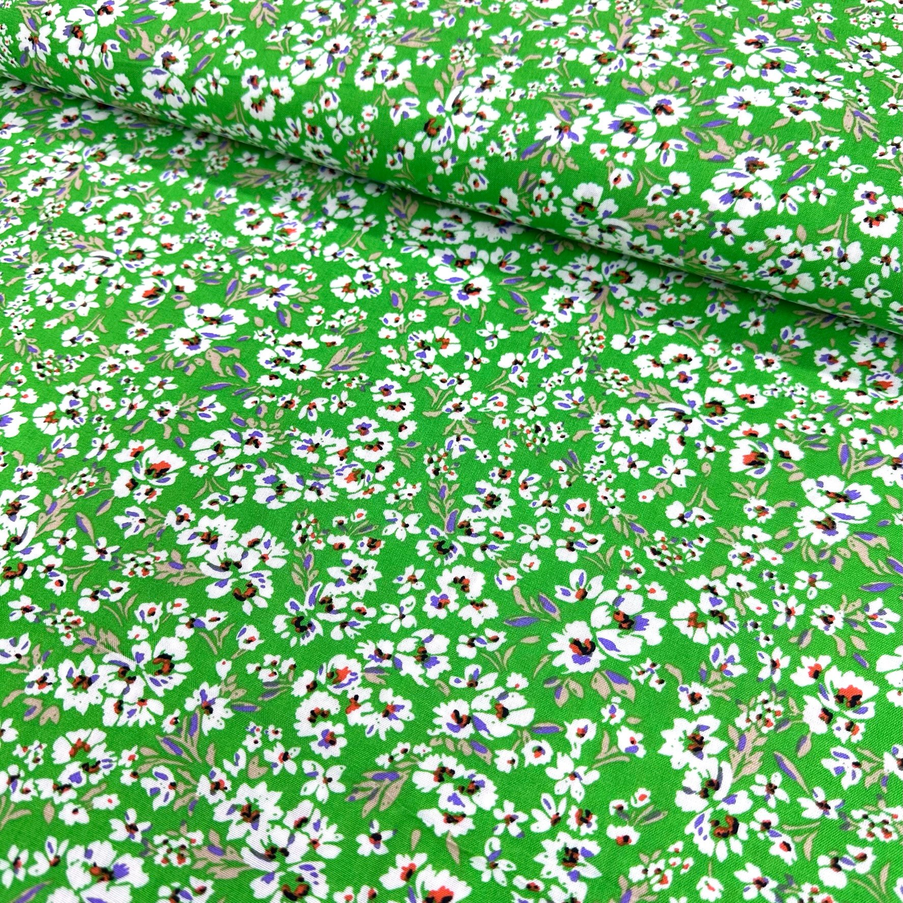 Beyaz Çiçekler Viskon Kumaş - Yeşil