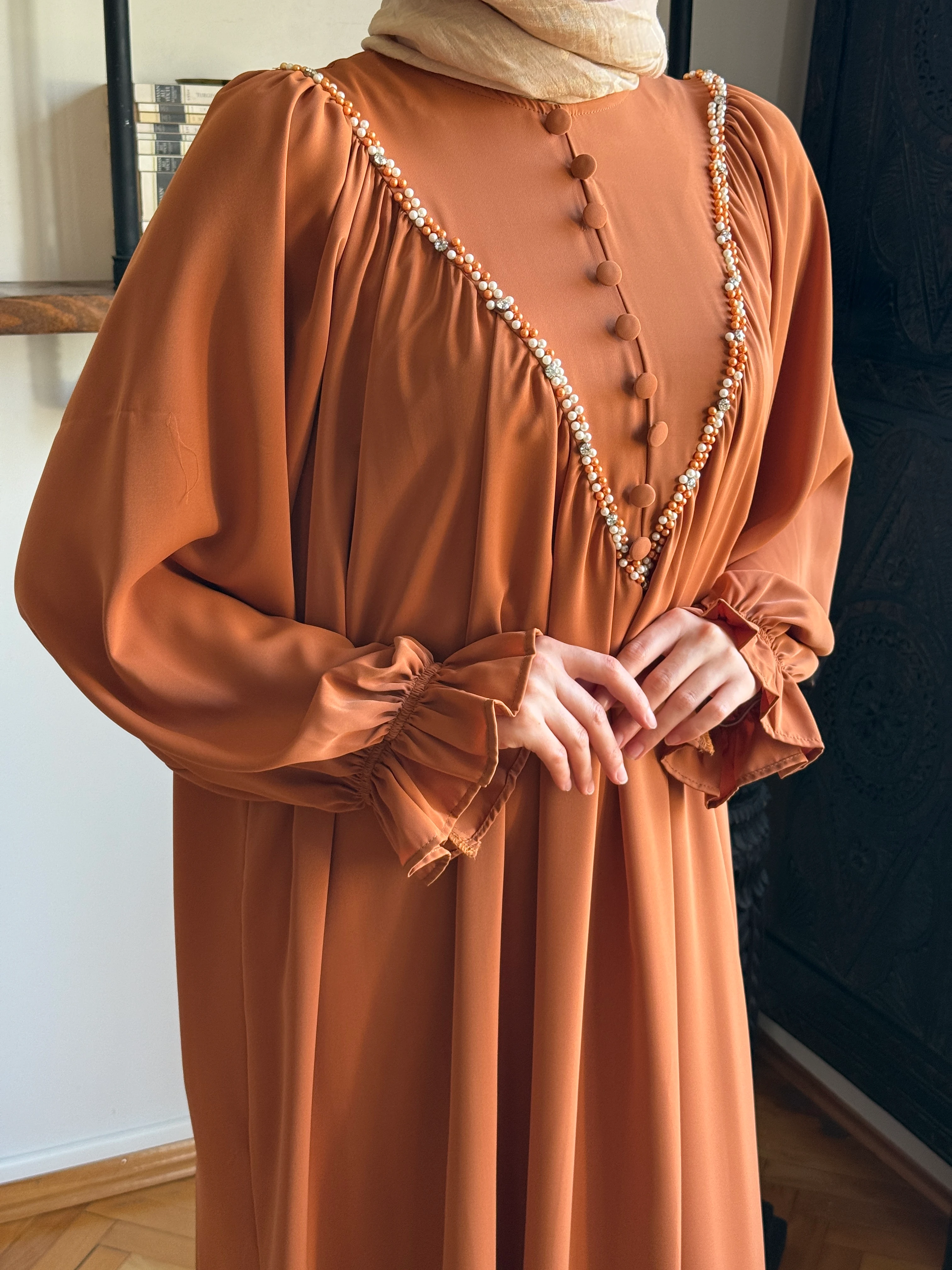 V Büzgülü Kaplama Düğmeli Boncuklu Dubai İpek Elbise 1860 NAVRA | FENDEL - kiremit