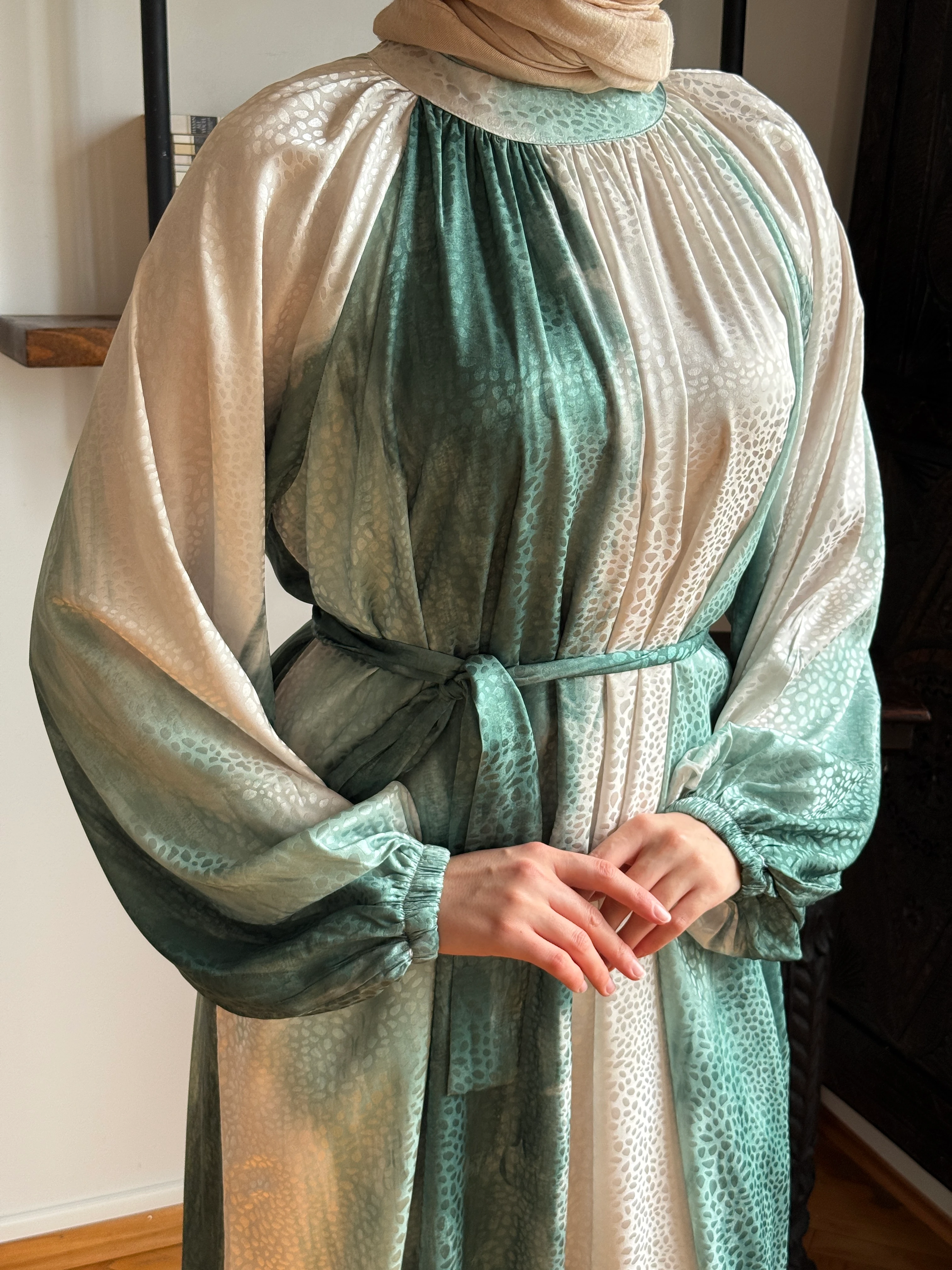 Reglan Kol Hakim Yaka Desenli Saten Jakar Elbise 1861 NAVRA | FENDEL