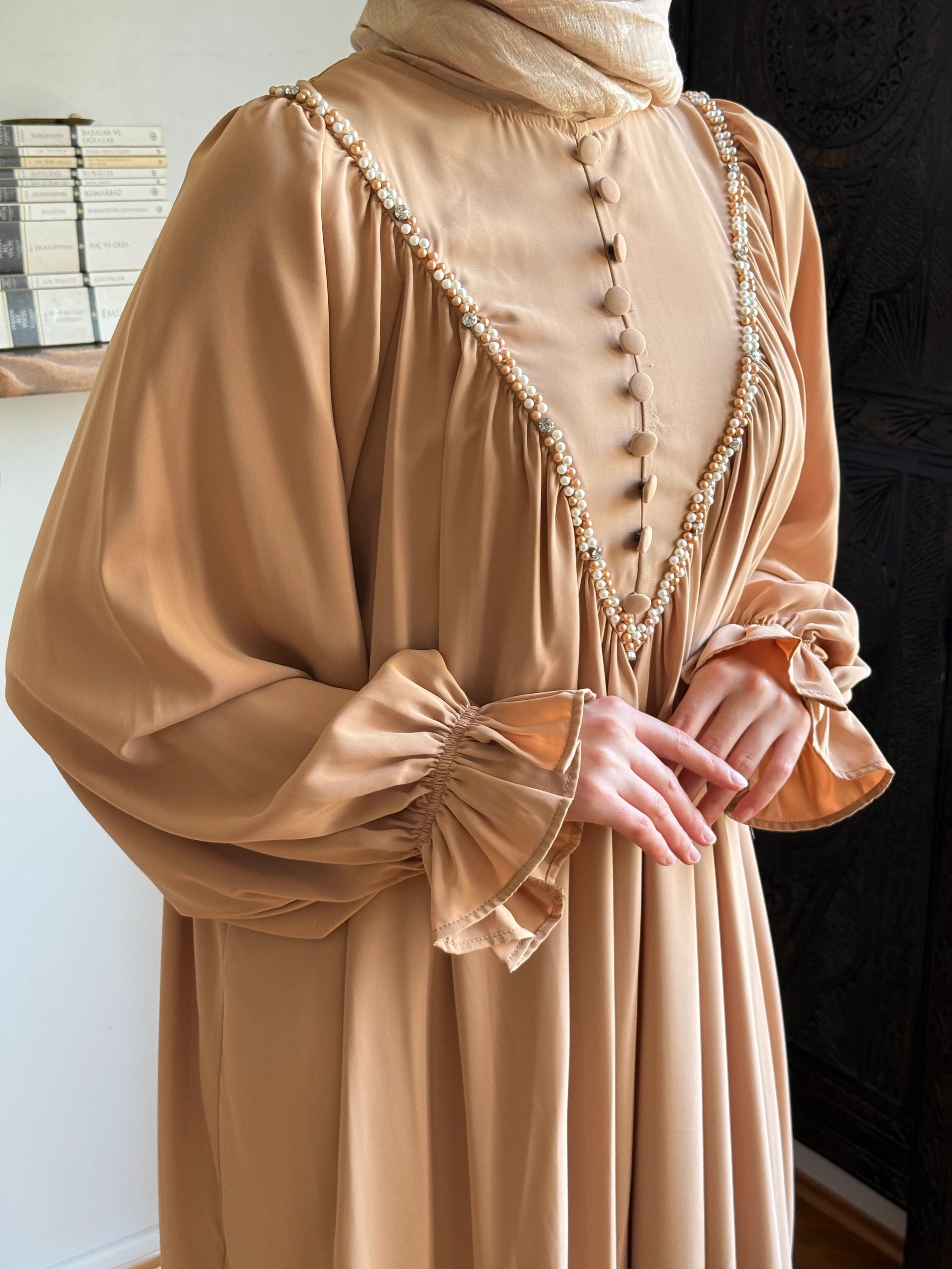 V Büzgülü Kaplama Düğmeli Boncuklu Dubai İpek Elbise 1860 NAVRA | FENDEL - camel