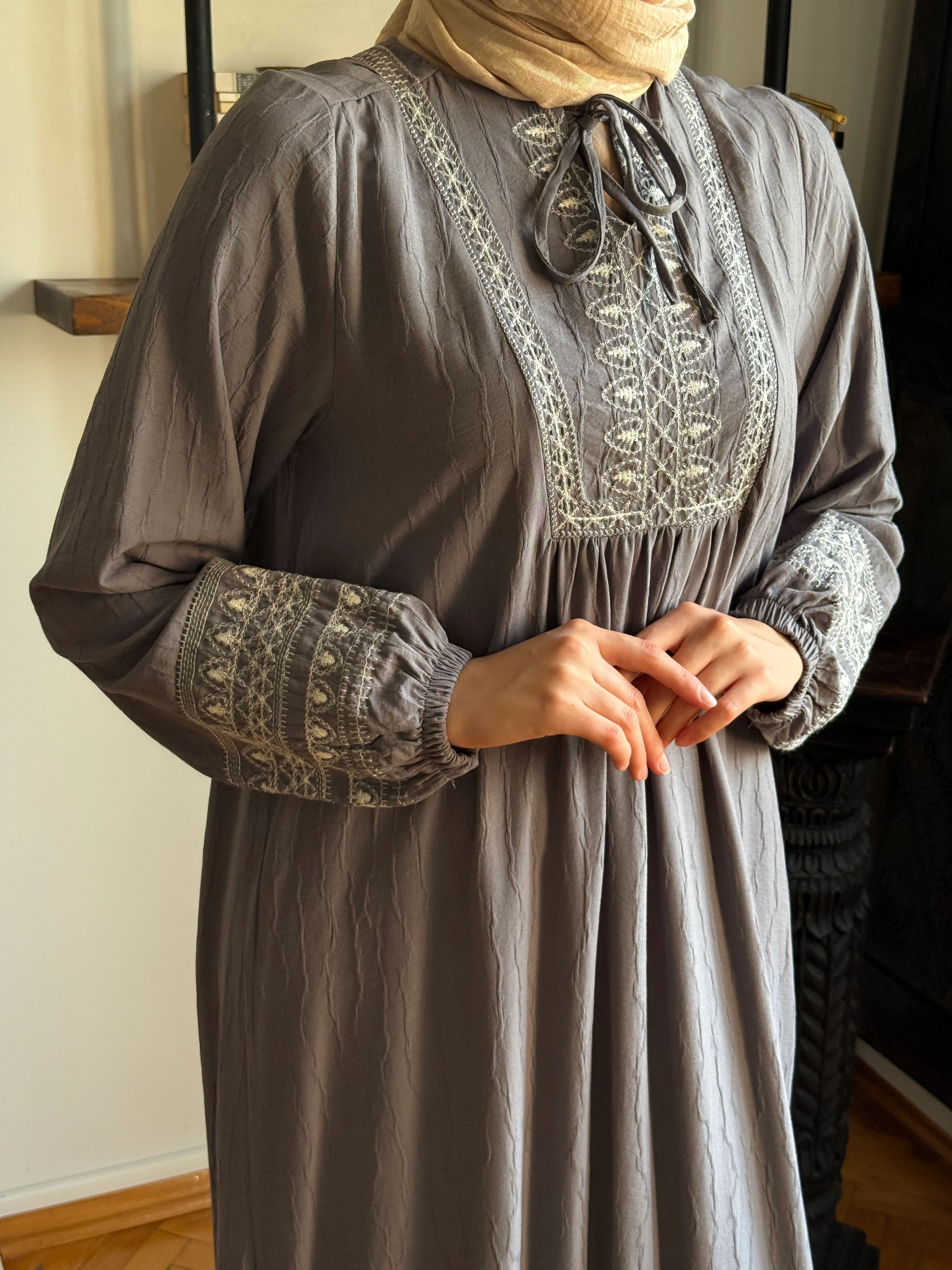 Yaka Bağcıklı Nakışlı Menekşe Elbise 1905 NAVRA | FENDEL