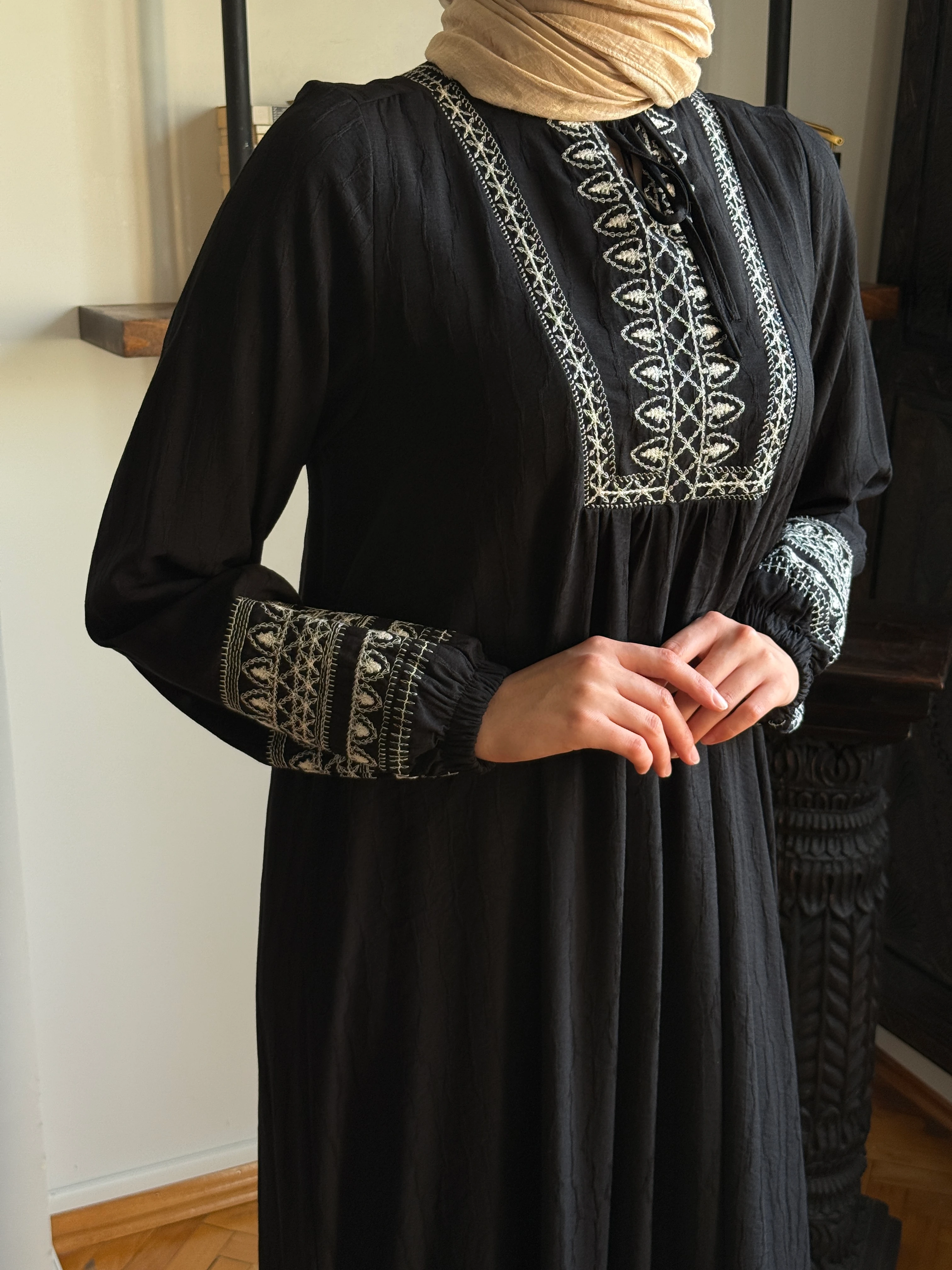 Yaka Bağcıklı Nakışlı Menekşe Elbise 1905 NAVRA | FENDEL - siyah