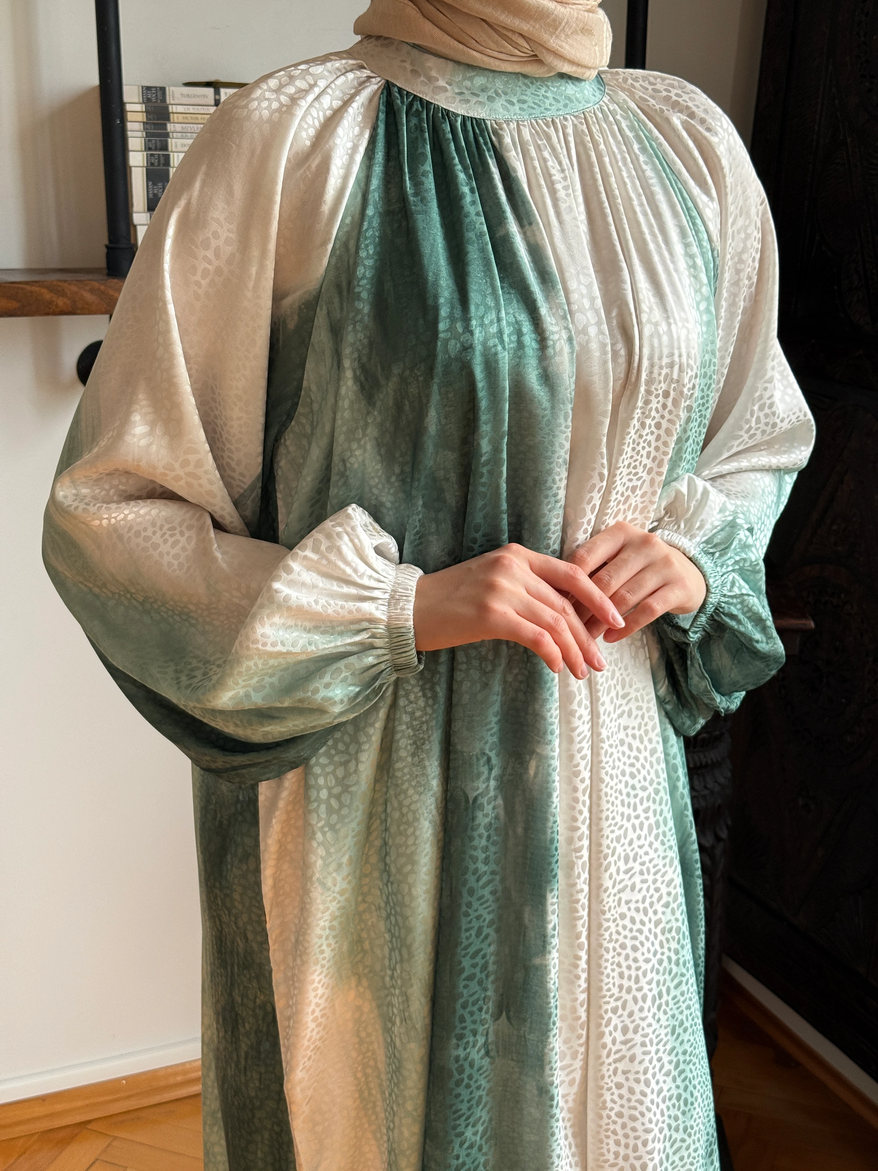 Reglan Kol Hakim Yaka Desenli Saten Jakar Elbise 1861 NAVRA | FENDEL