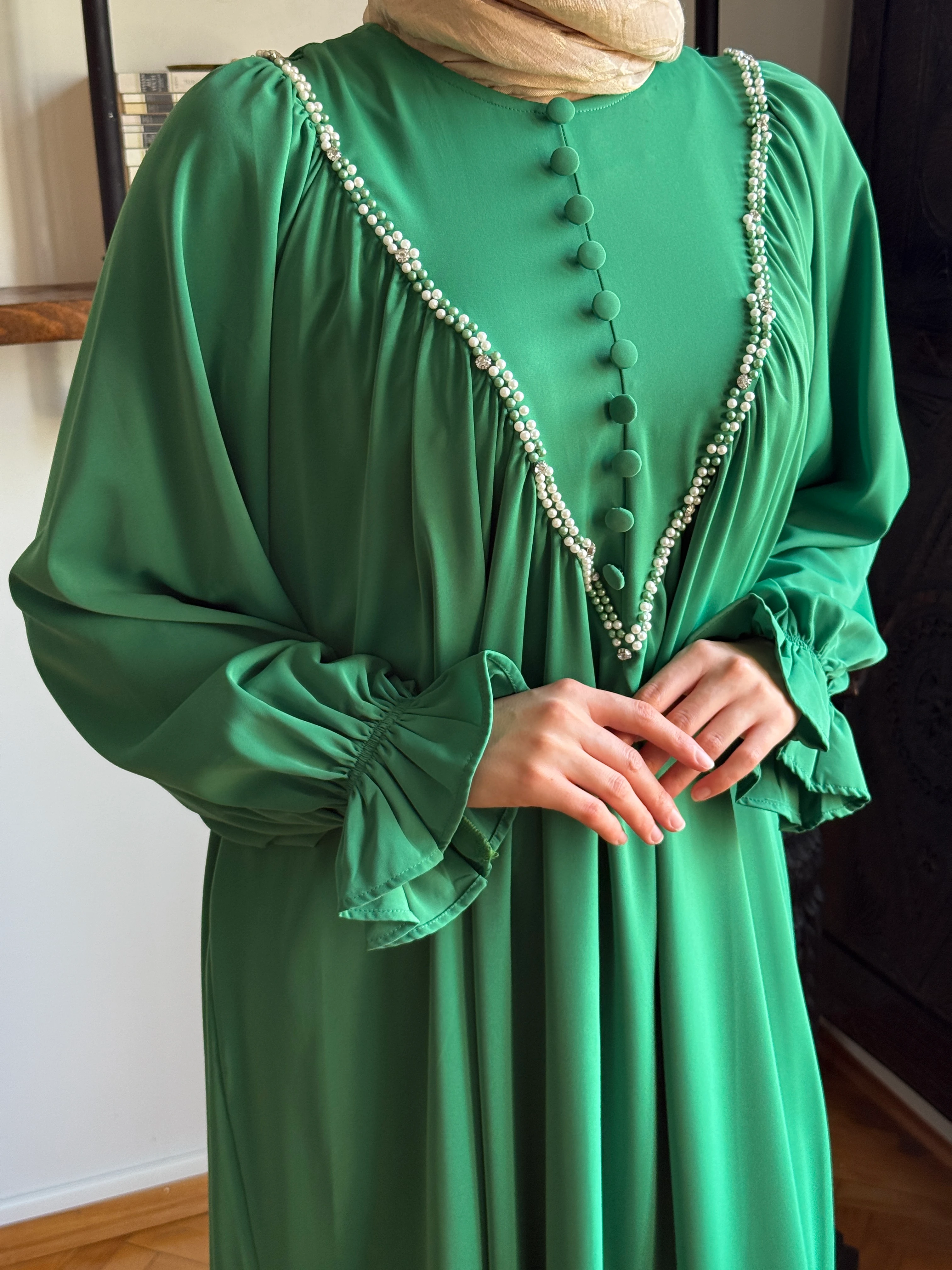 V Büzgülü Kaplama Düğmeli Boncuklu Dubai İpek Elbise 1860 NAVRA | FENDEL - zümrüt yeşili