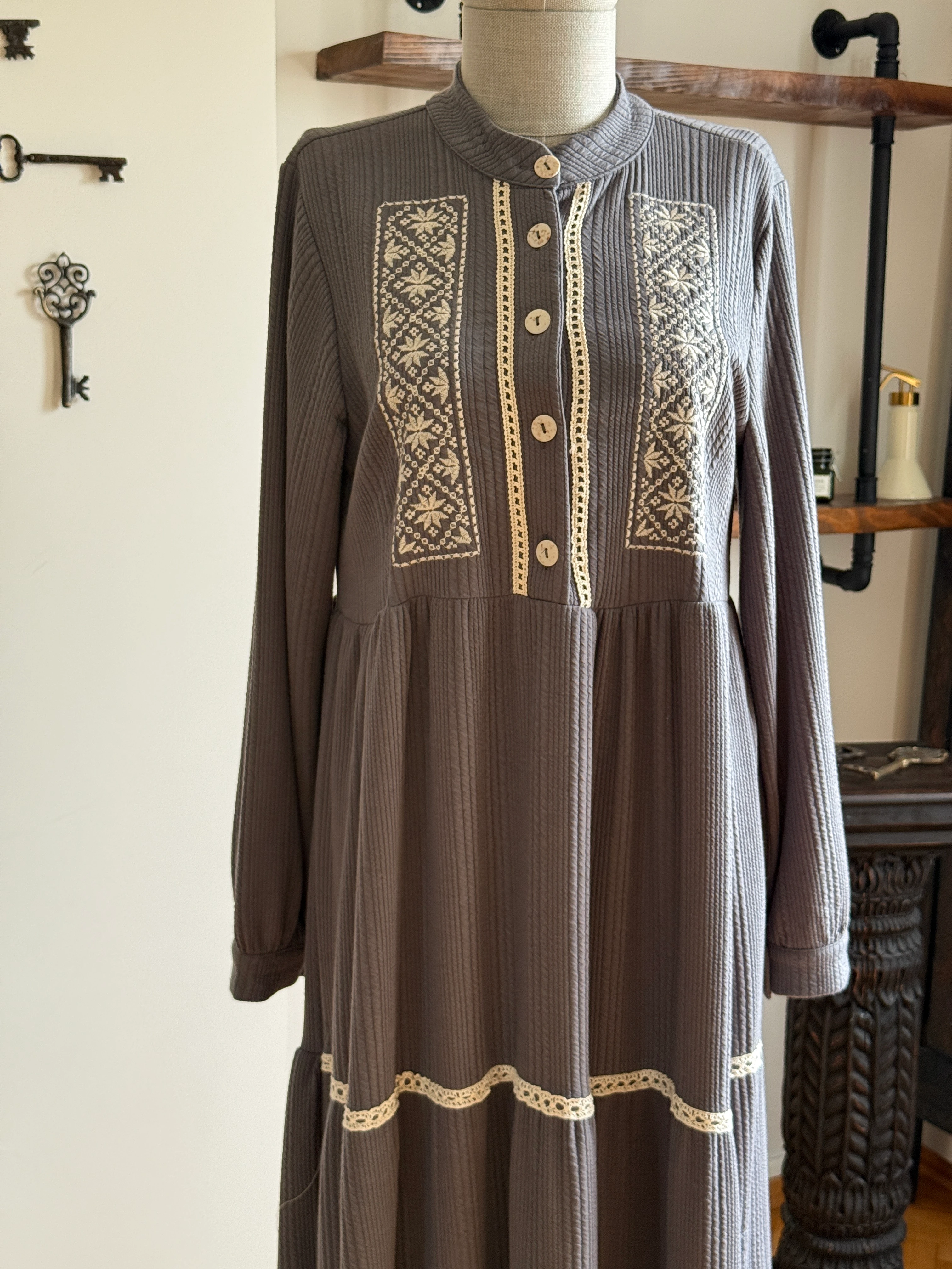 Yarım Pat Nakışlı ve Dantelli Örme Elbise 2407 NAVRA | FENDEL