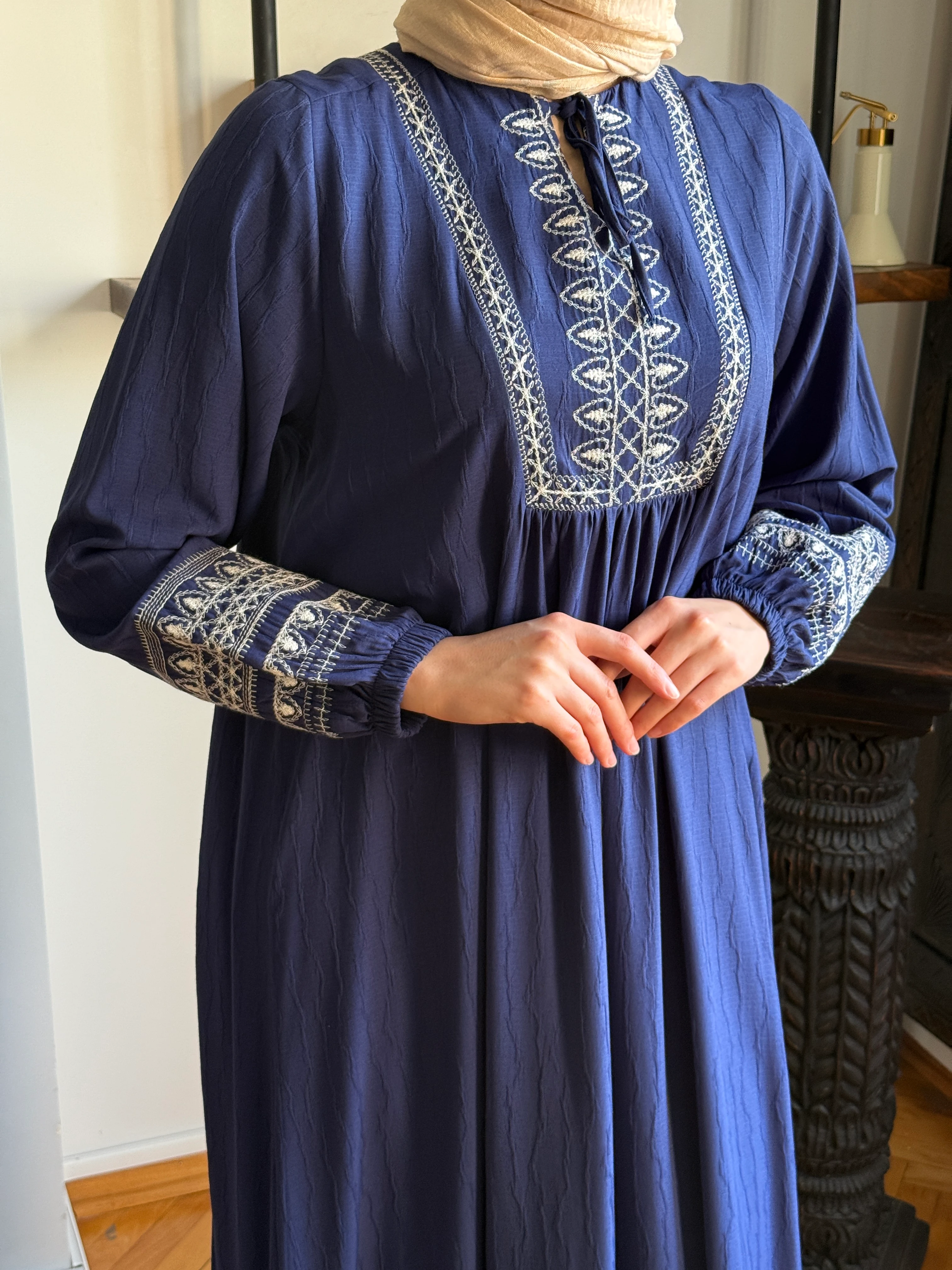 Yaka Bağcıklı Nakışlı Menekşe Elbise 1905 NAVRA | FENDEL - lacivert