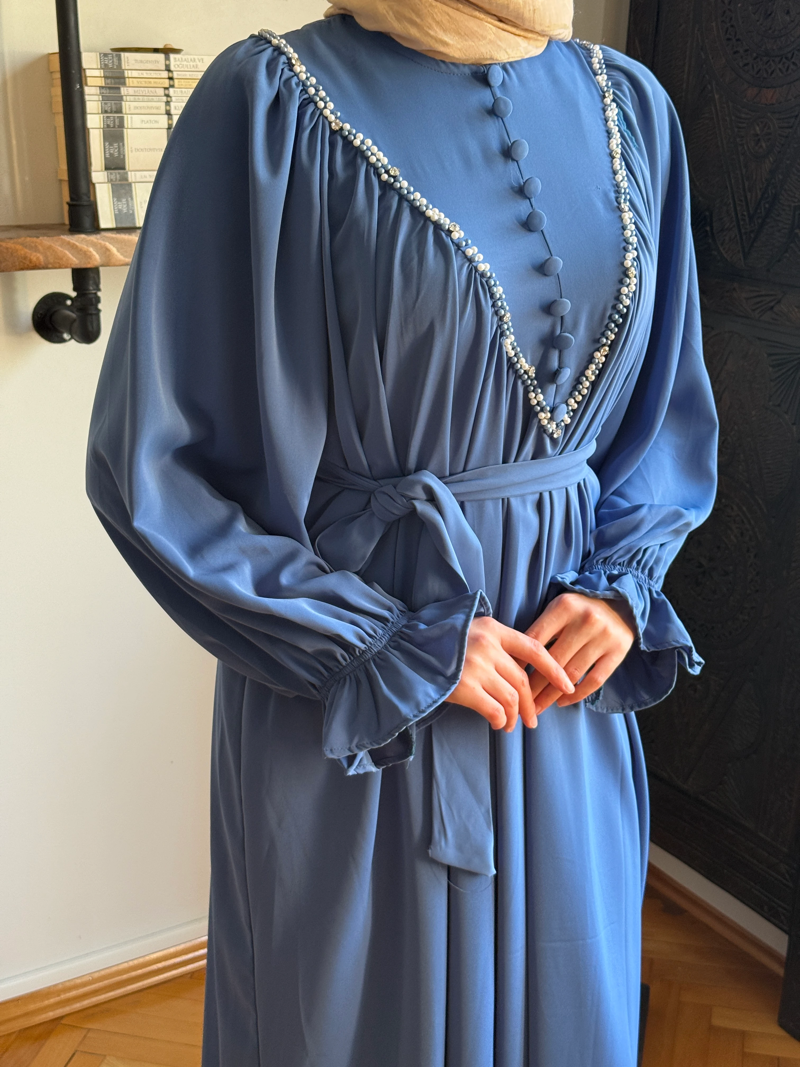 V Büzgülü Kaplama Düğmeli Boncuklu Dubai İpek Elbise 1860 NAVRA | FENDEL - mavi