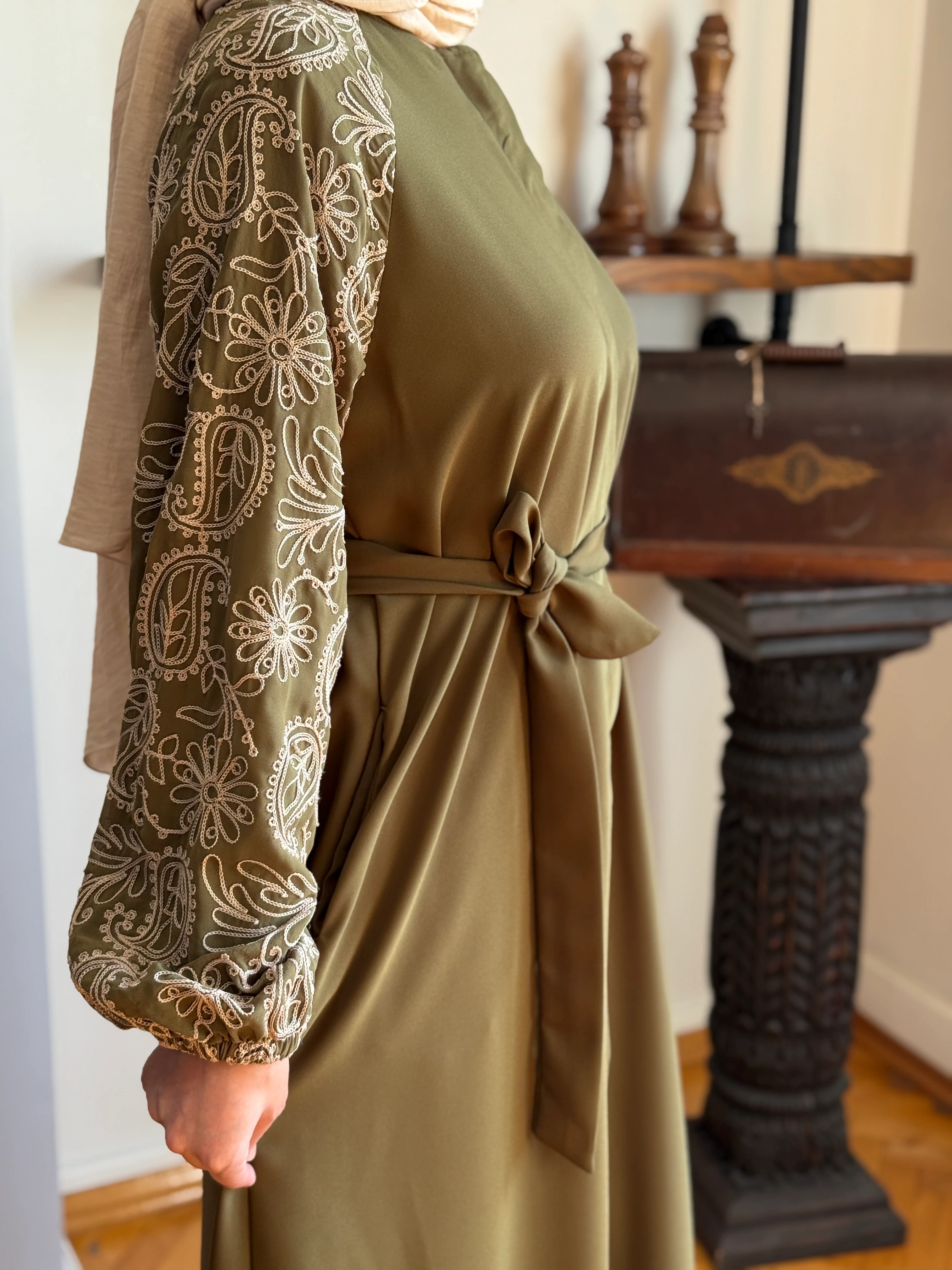 Süzene Nakışlı Reglan Kol Ferace 5051 NAVRA | FENDEL - haki-bej papatya