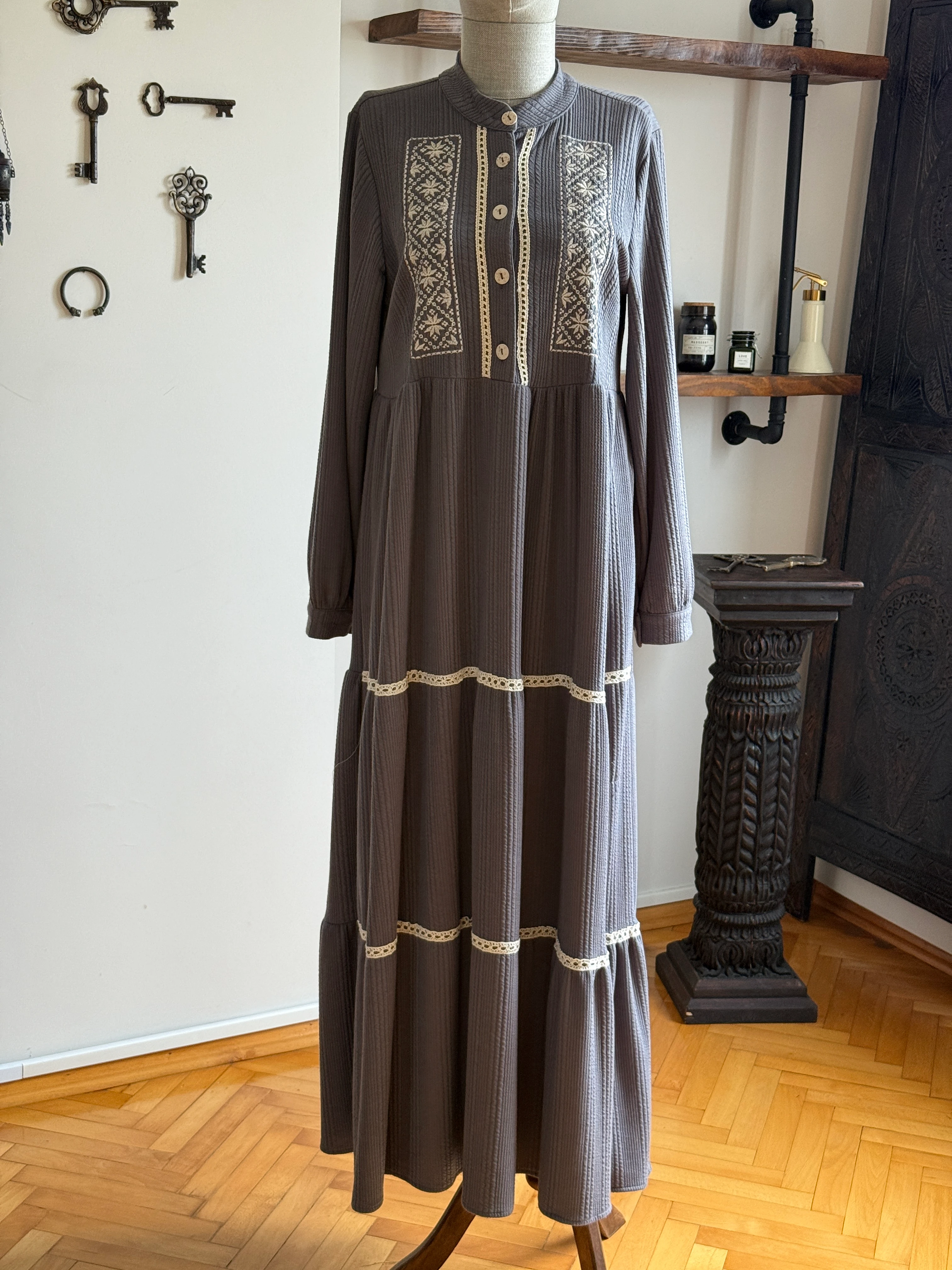 Yarım Pat Nakışlı ve Dantelli Örme Elbise 2407 NAVRA | FENDEL