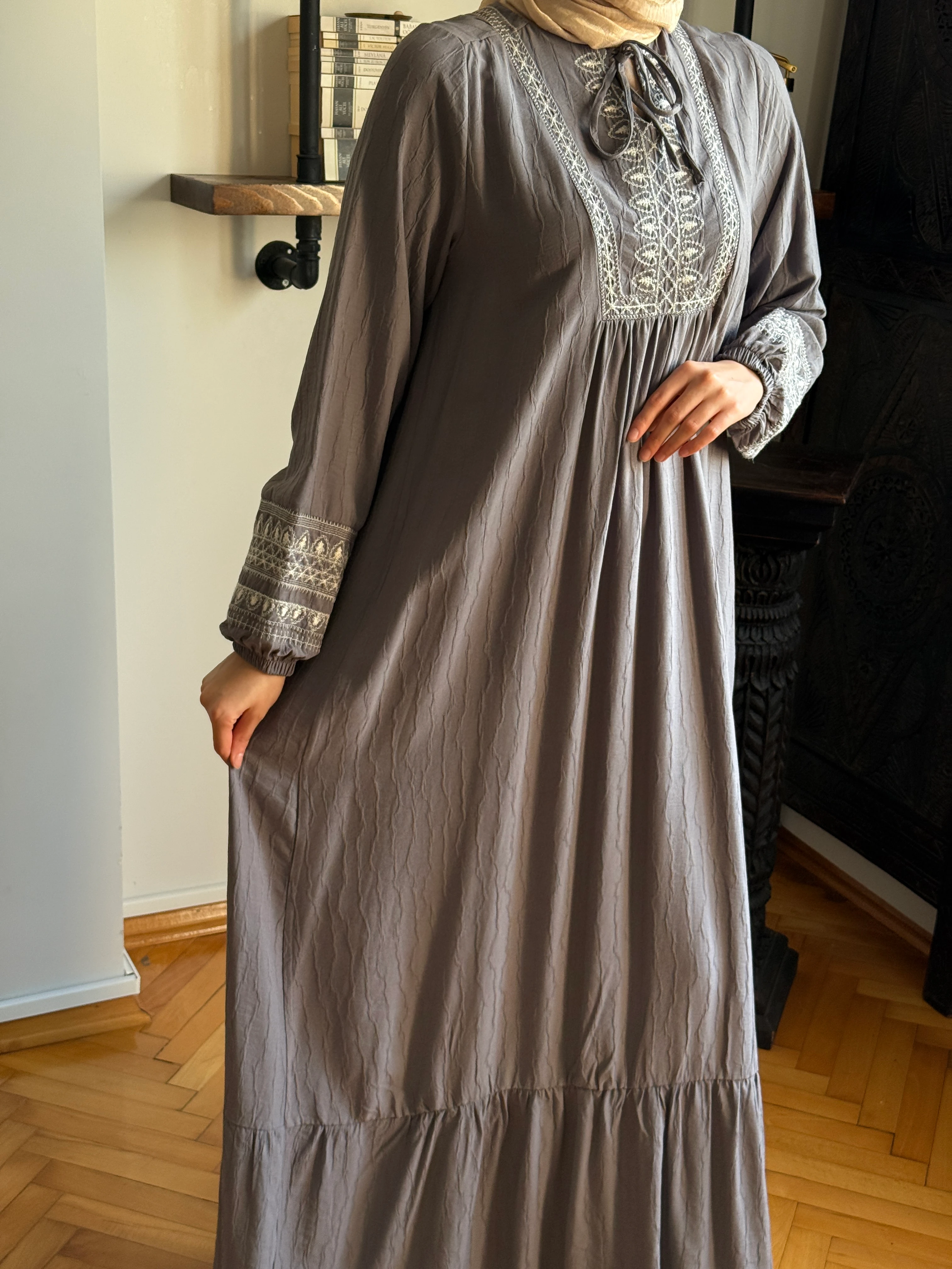 Yaka Bağcıklı Nakışlı Menekşe Elbise 1905 NAVRA | FENDEL