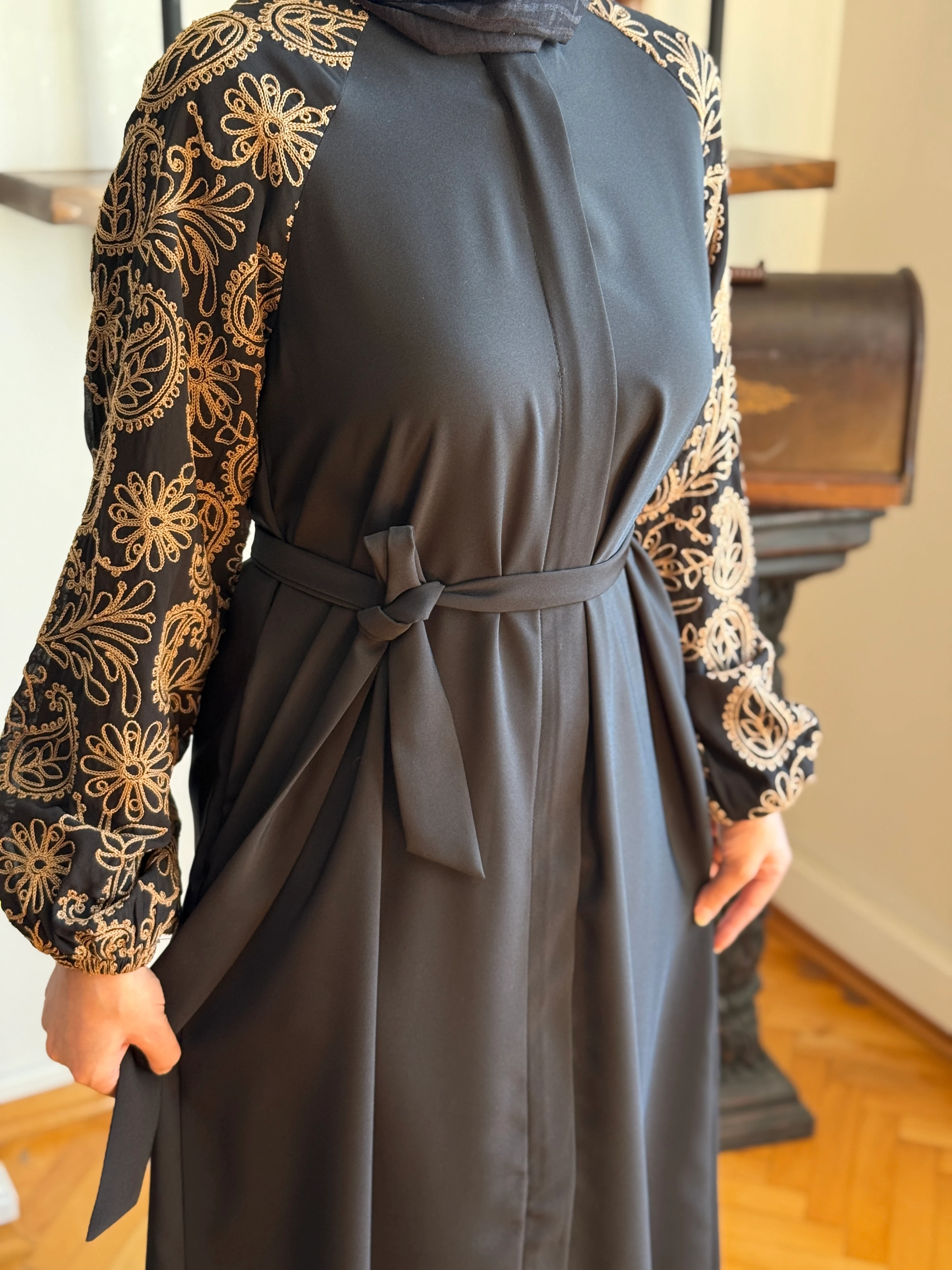 Süzene Nakışlı Reglan Kol Ferace 5051 NAVRA | FENDEL - siyah-vizon papatya