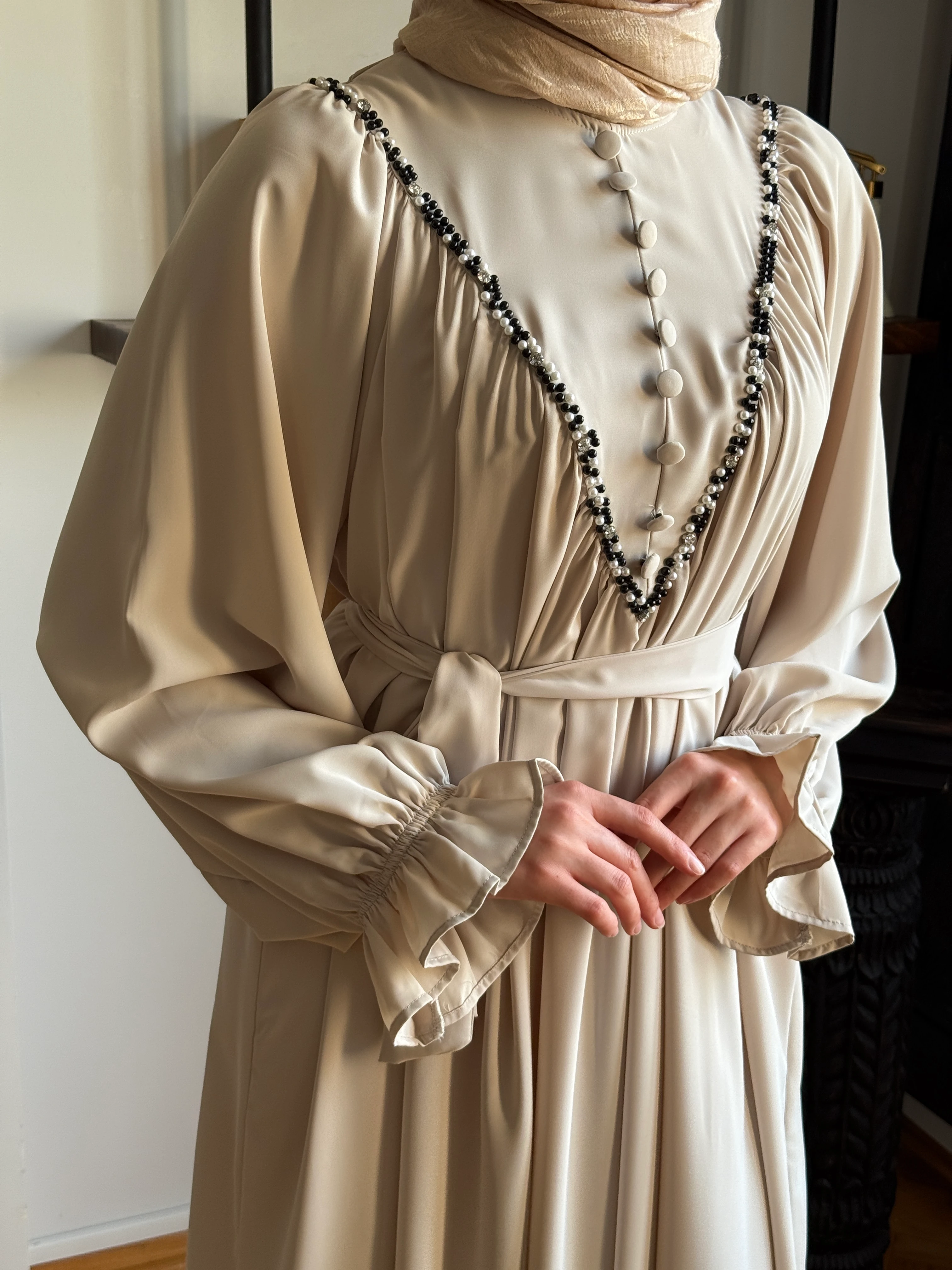 V Büzgülü Kaplama Düğmeli Boncuklu Dubai İpek Elbise 1860 NAVRA | FENDEL - bej