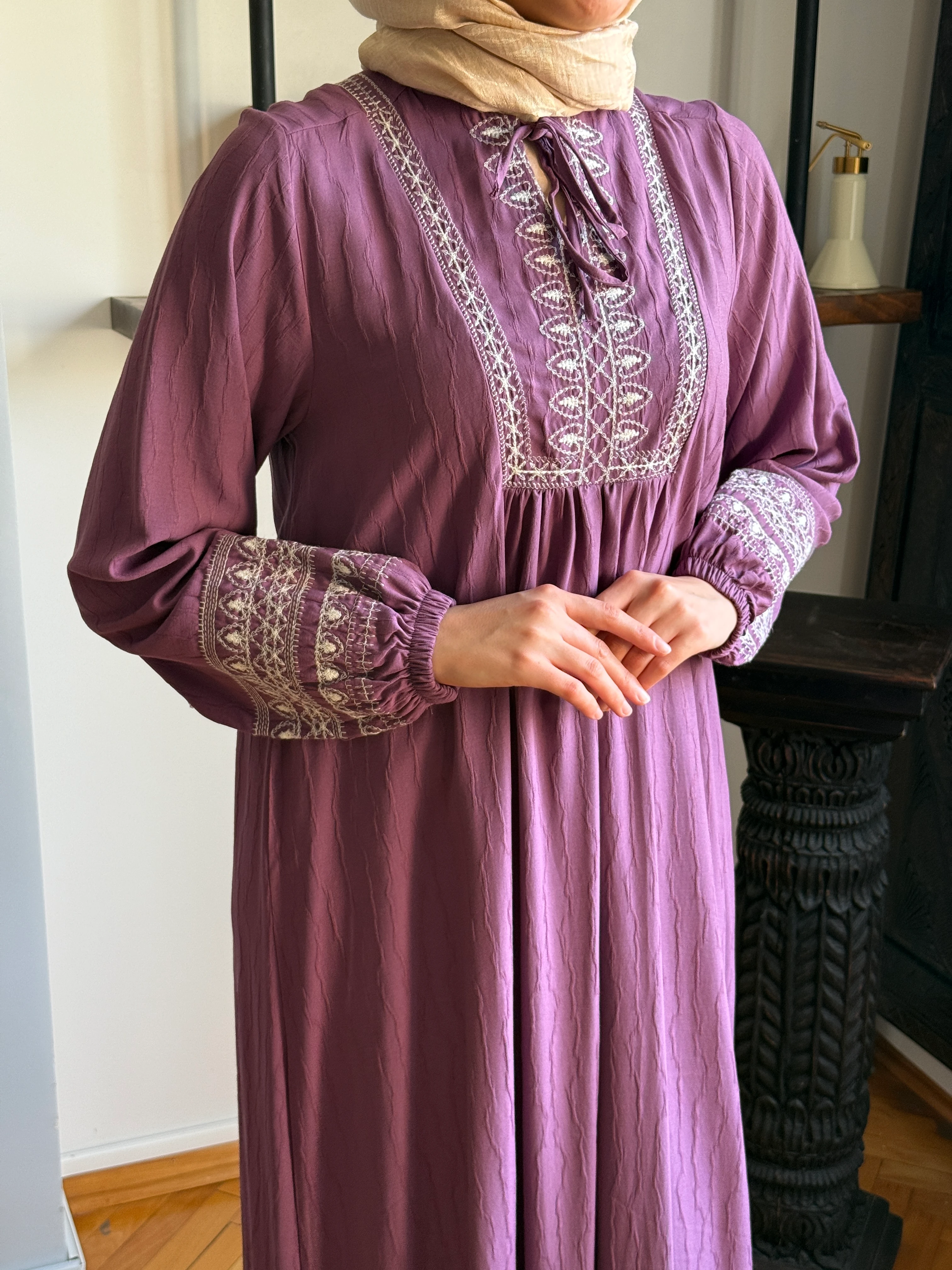 Yaka Bağcıklı Nakışlı Menekşe Elbise 1905 NAVRA | FENDEL - lila