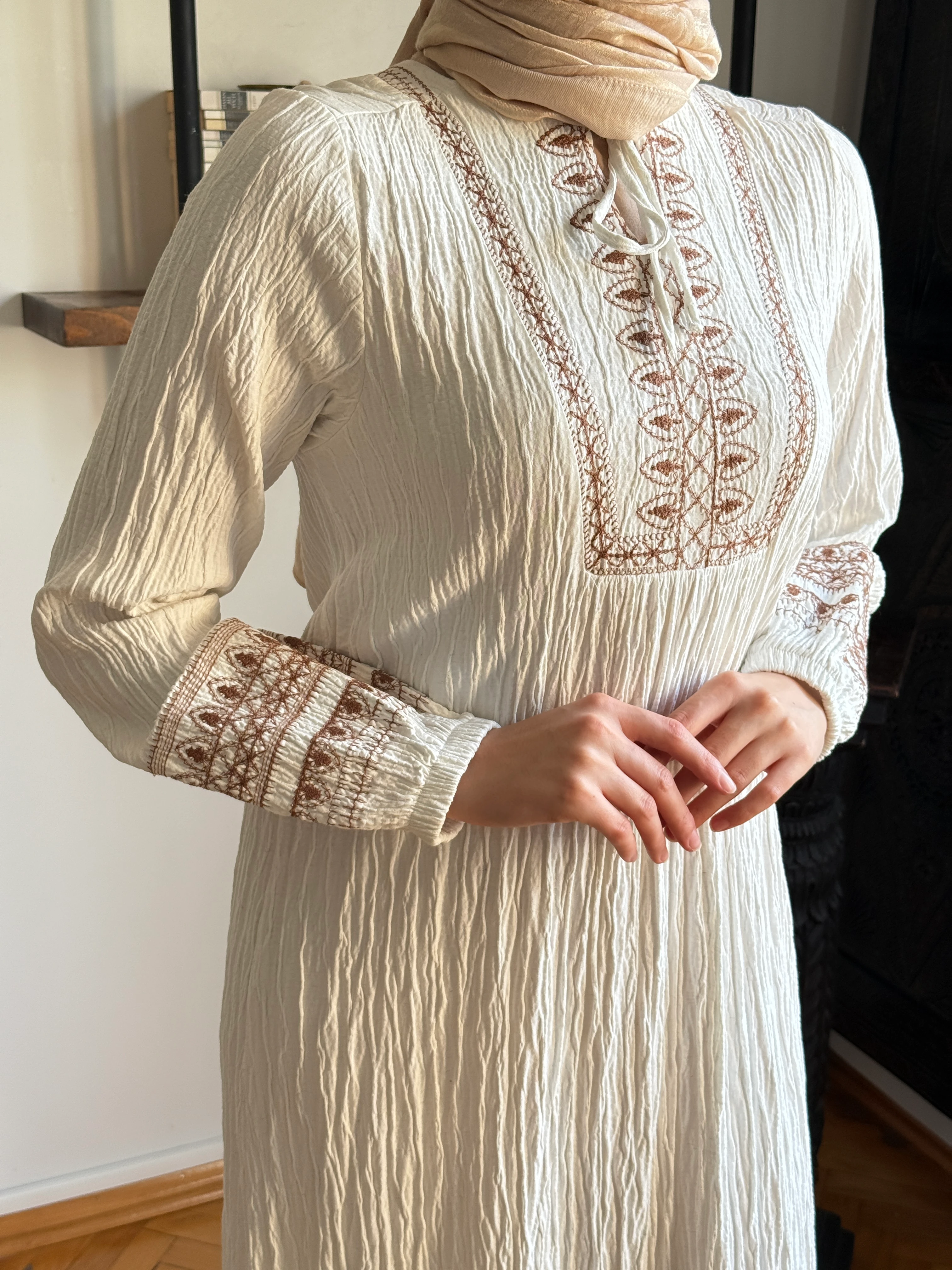 Yaka Bağcıklı Nakışlı Menekşe Elbise 1905 NAVRA | FENDEL - beyaz