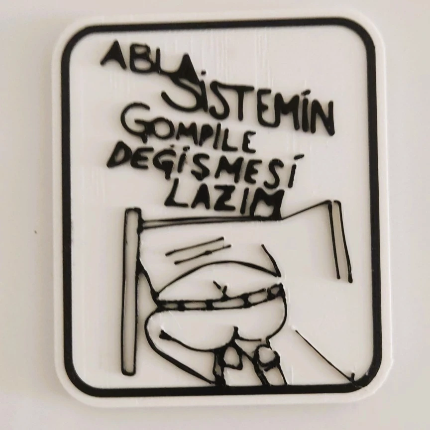 Leylims Komik Magnet – “Abla Sistemin Gompile Değişmesi Lazım” Yazılı 3D Baskı Buzdolabı Süsü