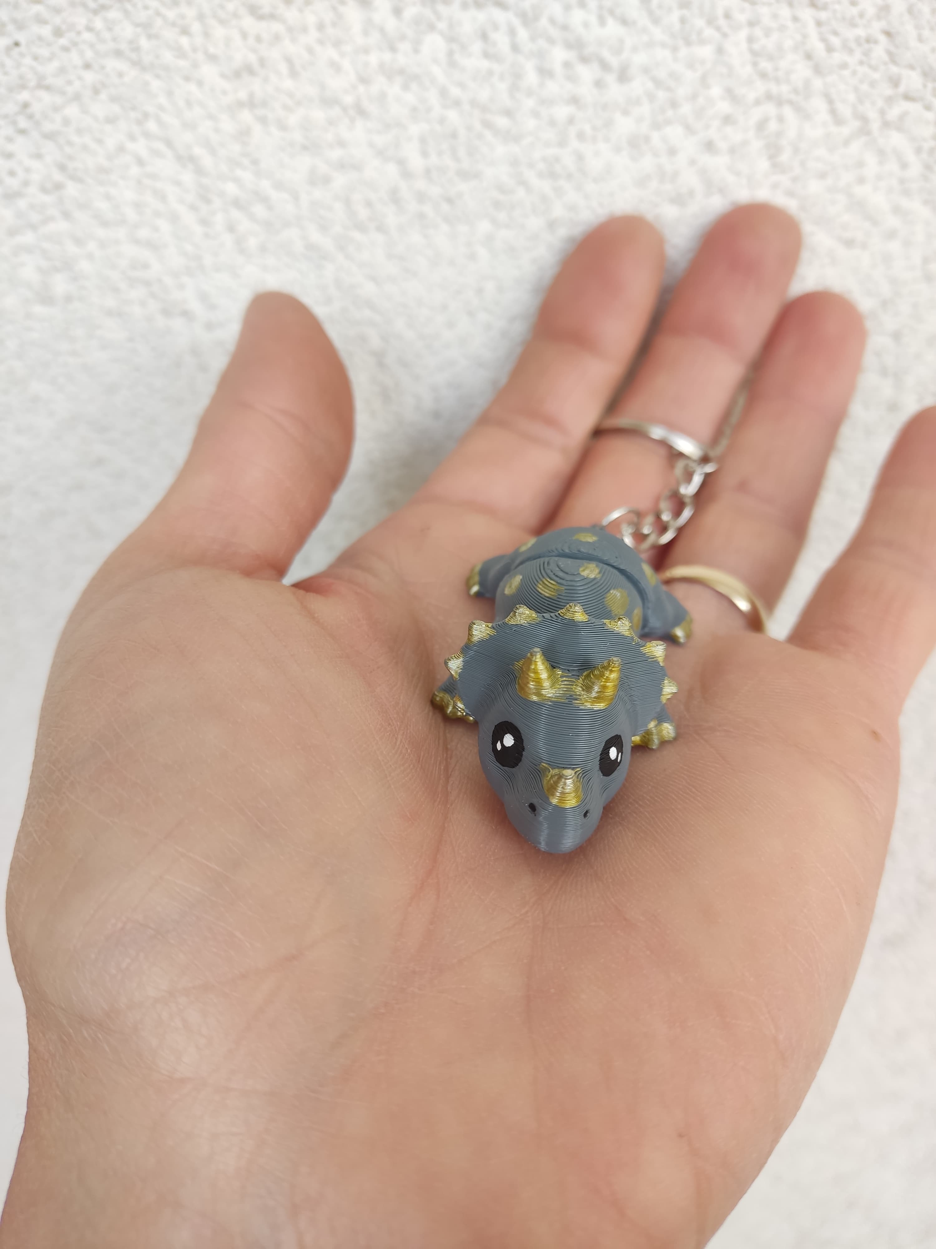 3D El Boyama Triceratops Anahtarlık - Mini Dinozor Figürü, Hareketli & Altın Detaylı Hediyelik Obje