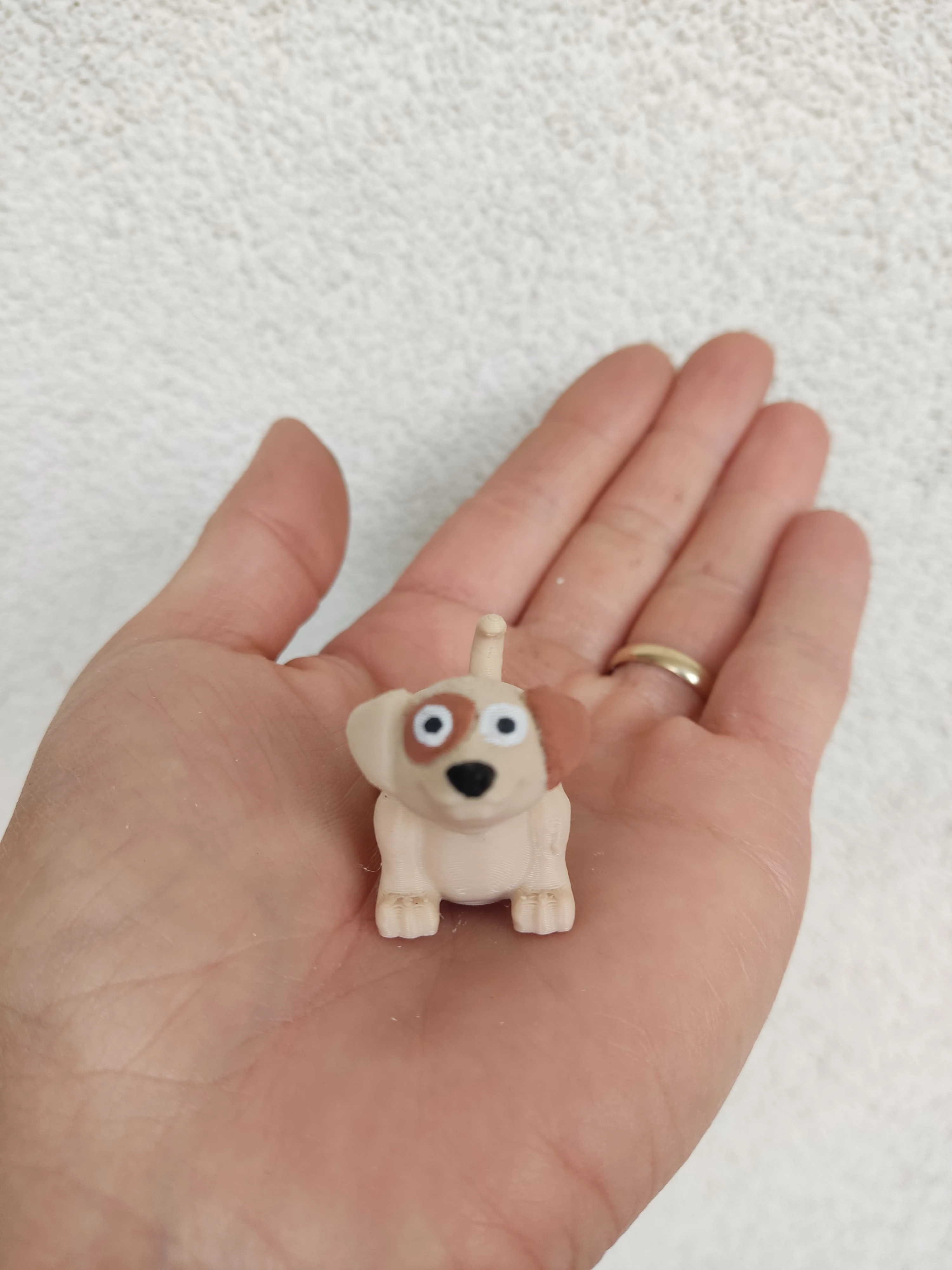 3D Sevimli Köpek Figürü - Komik Bakışlı, Hareketli, Açık Bej Renkli Oyuncak ve Dekoratif Obje