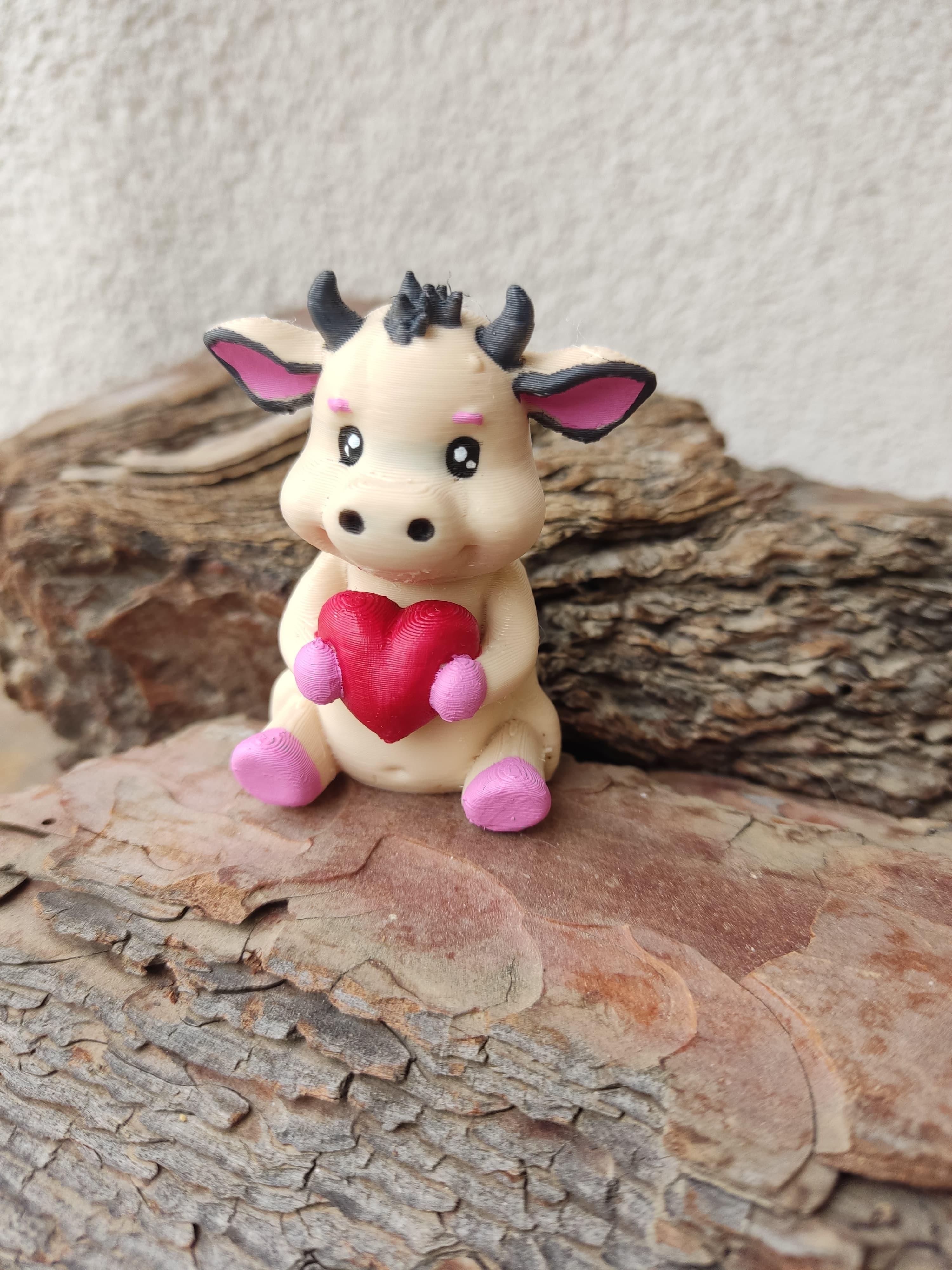 3D Kalp Tutan Sevimli İnek Figürü - El Boyama Hediyelik Sevgi Elçisi, Koleksiyonluk & Dekoratif Obje