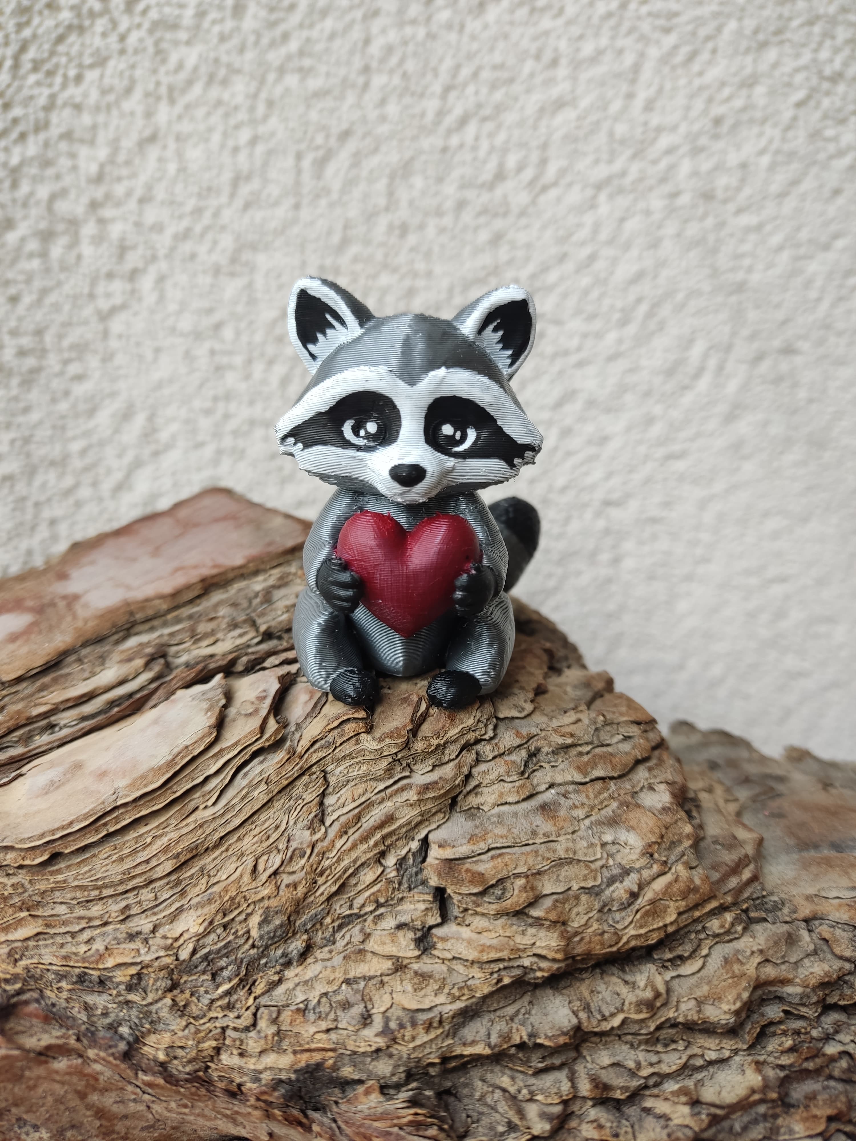 3D Kalp Tutan Sevimli Rakun Figürü - El Boyamalı Koleksiyonluk Mini Dekor, Hediye ve Masa Üstü Obje