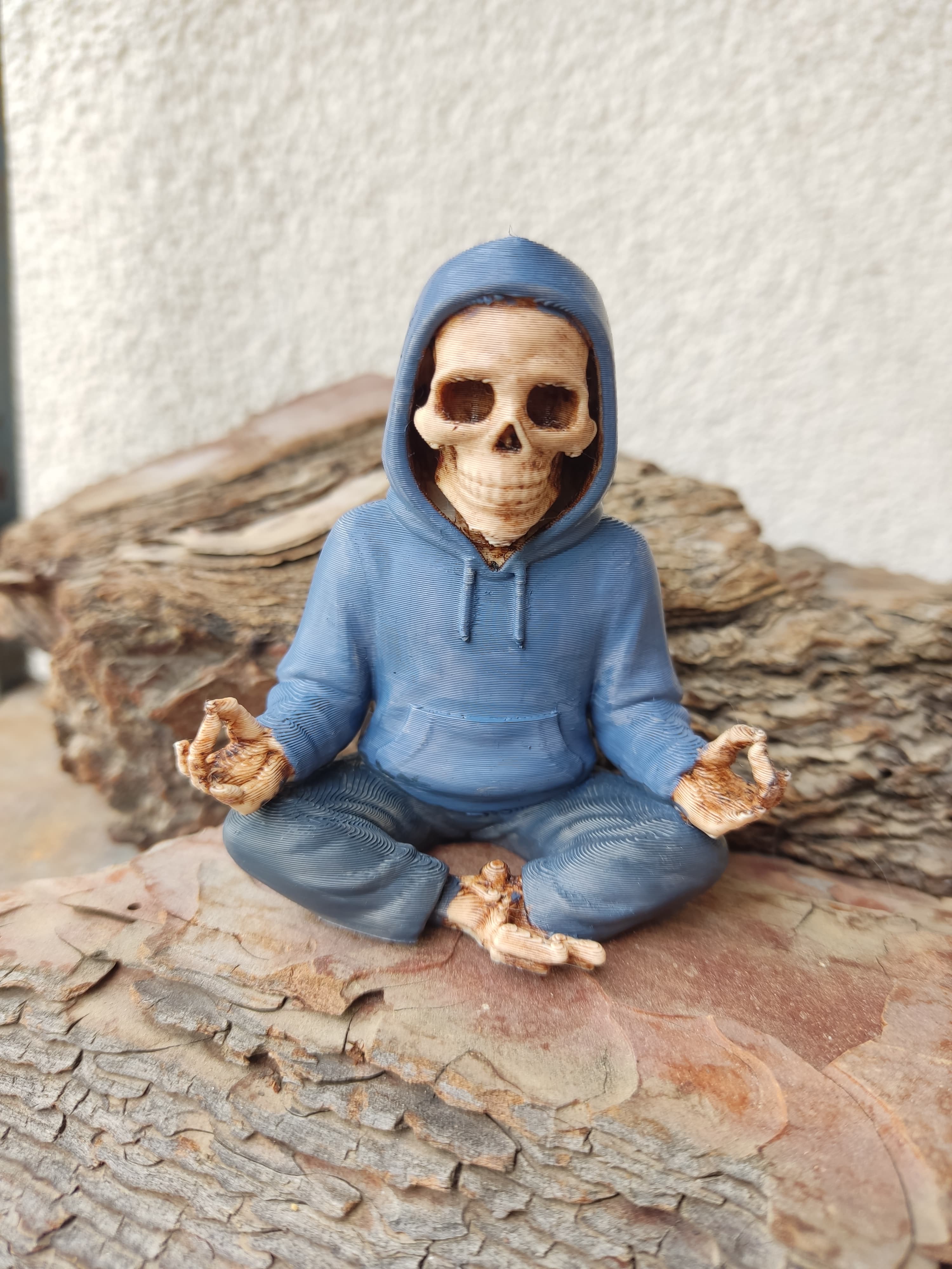 3D Meditasyon Yapan İskelet Figürü - El Boyama Hoodie’li Gotik Dekoratif Obje & Koleksiyonluk