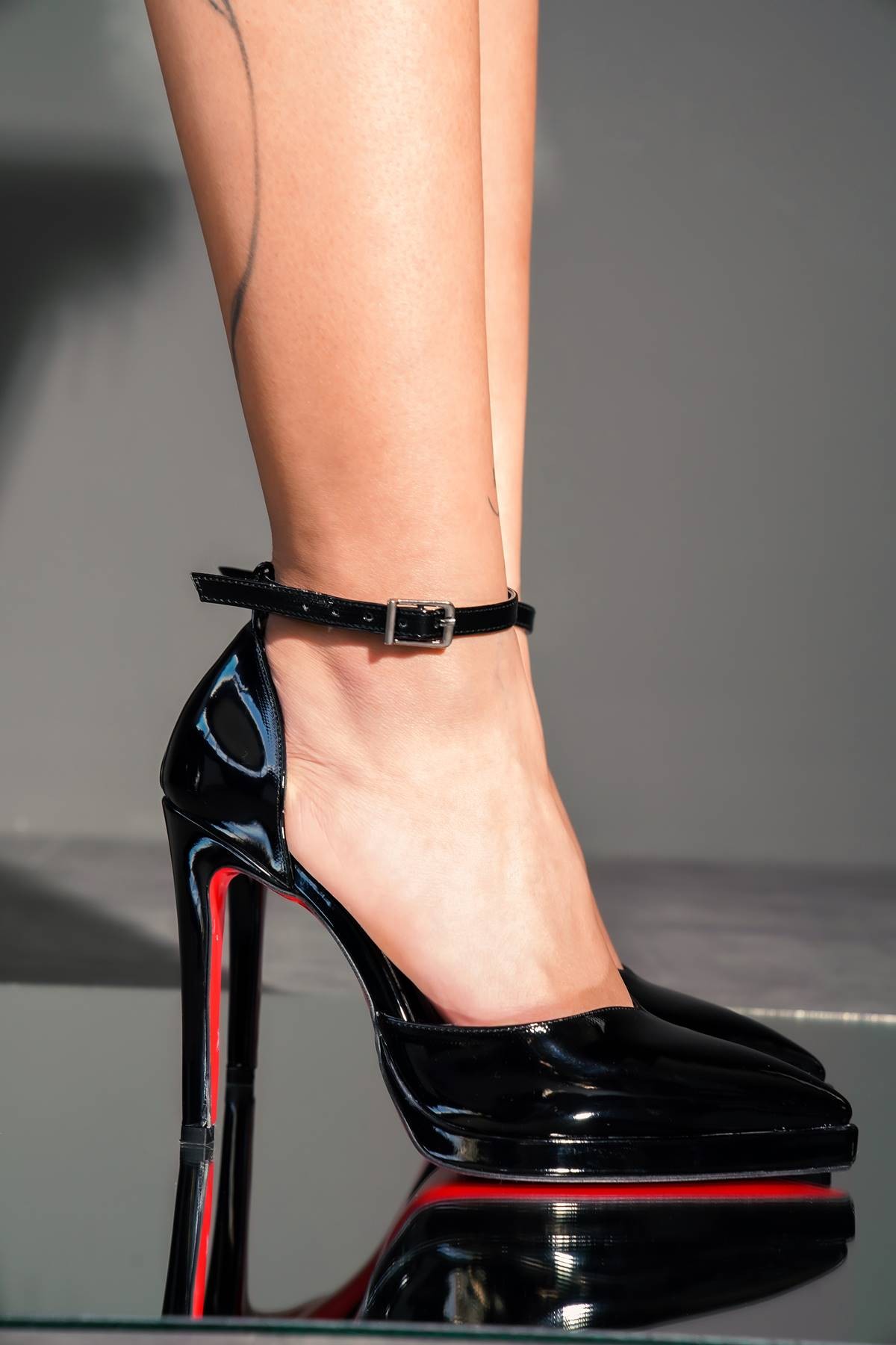 Siyah Rugan Baretli Kadın Sivri Burun Topuklu Ayakkabı Minora