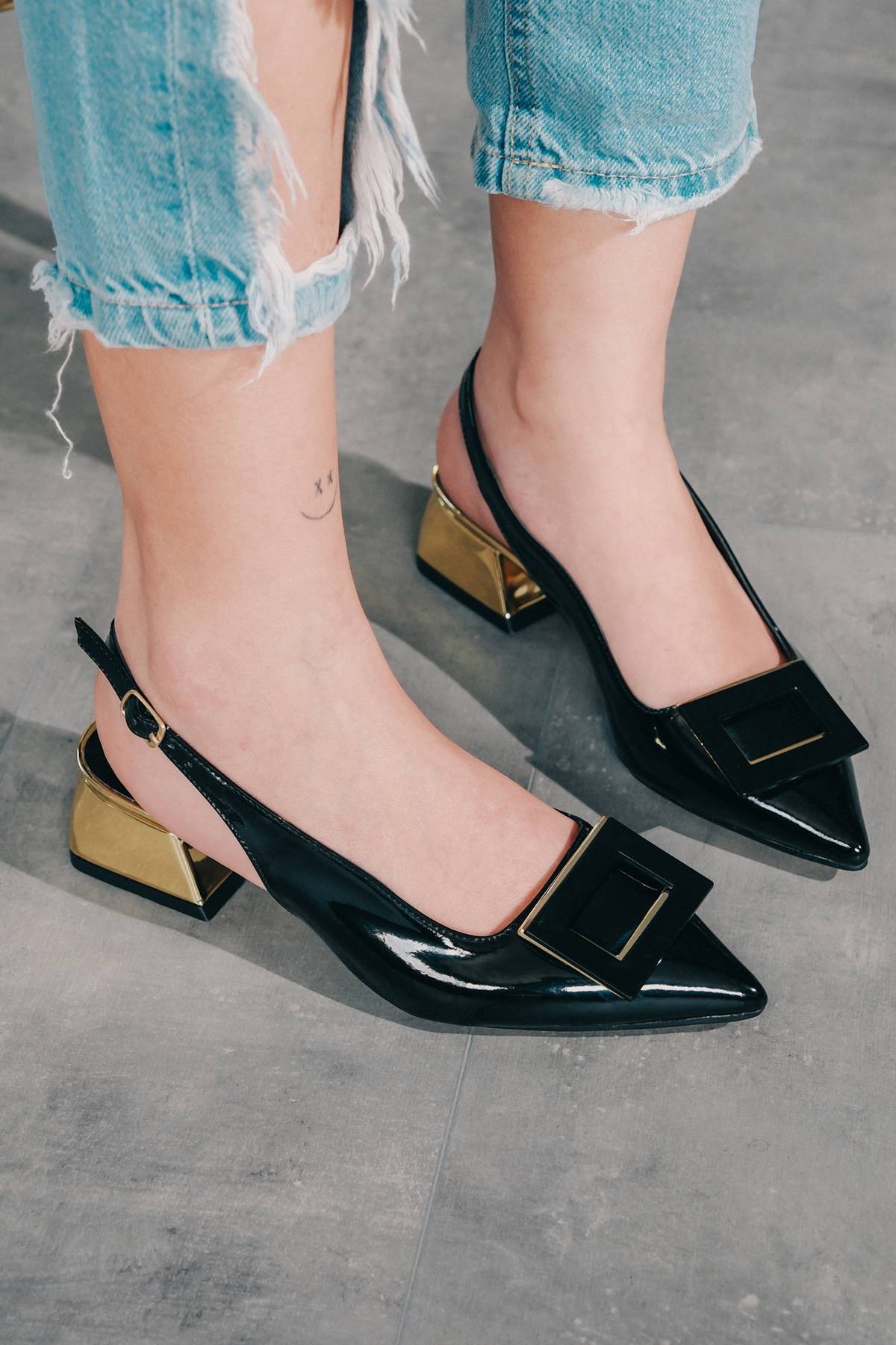 Siyah Rugan Özel Tasarım Tokalı Topuklu Sivri Burunlu Kadın Ayakkabı Luna