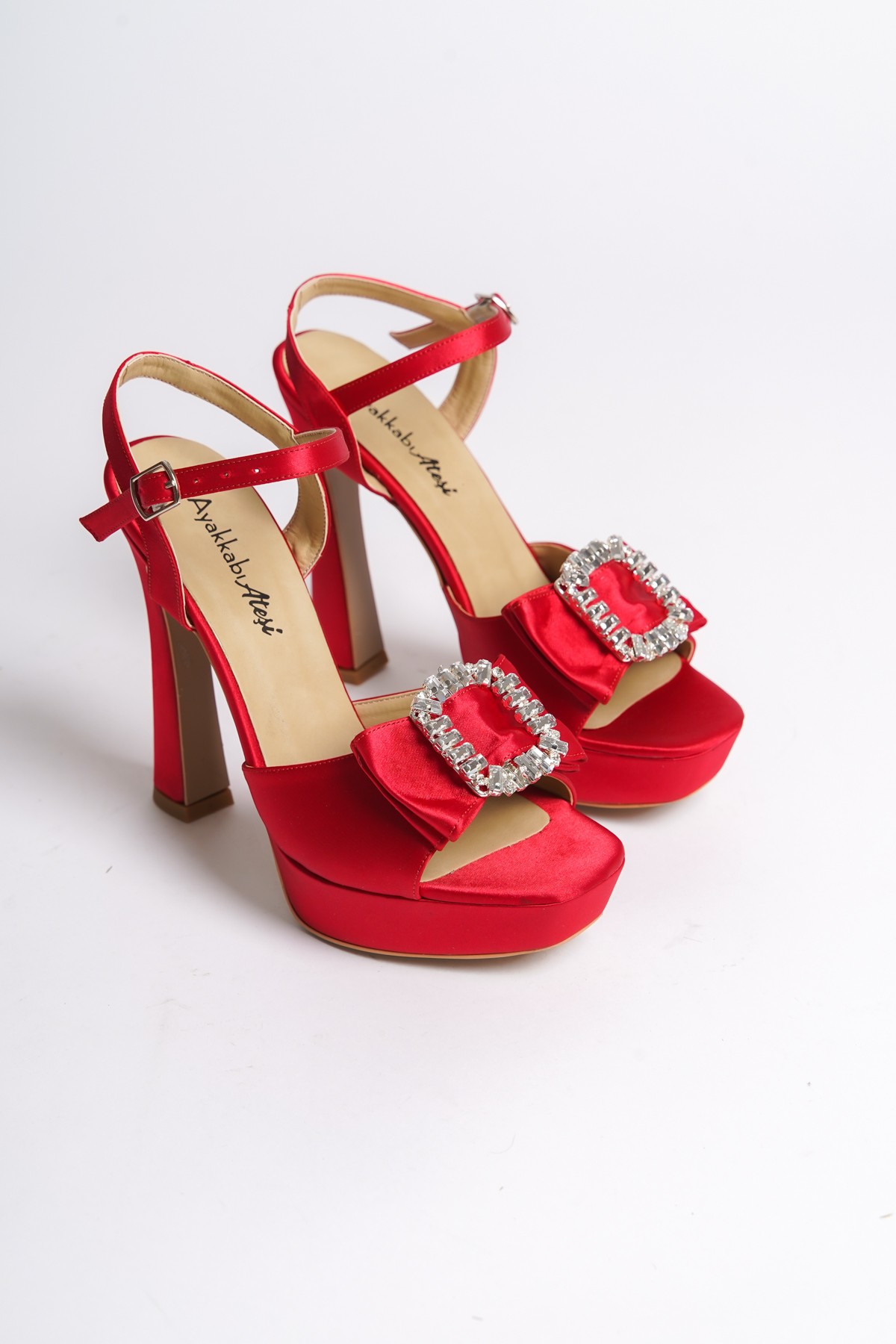 Kırmızı Saten Özel Tasarım Taşlı Tokalı Alçak Topuklu Platform Kadın Ayakkabı Camila