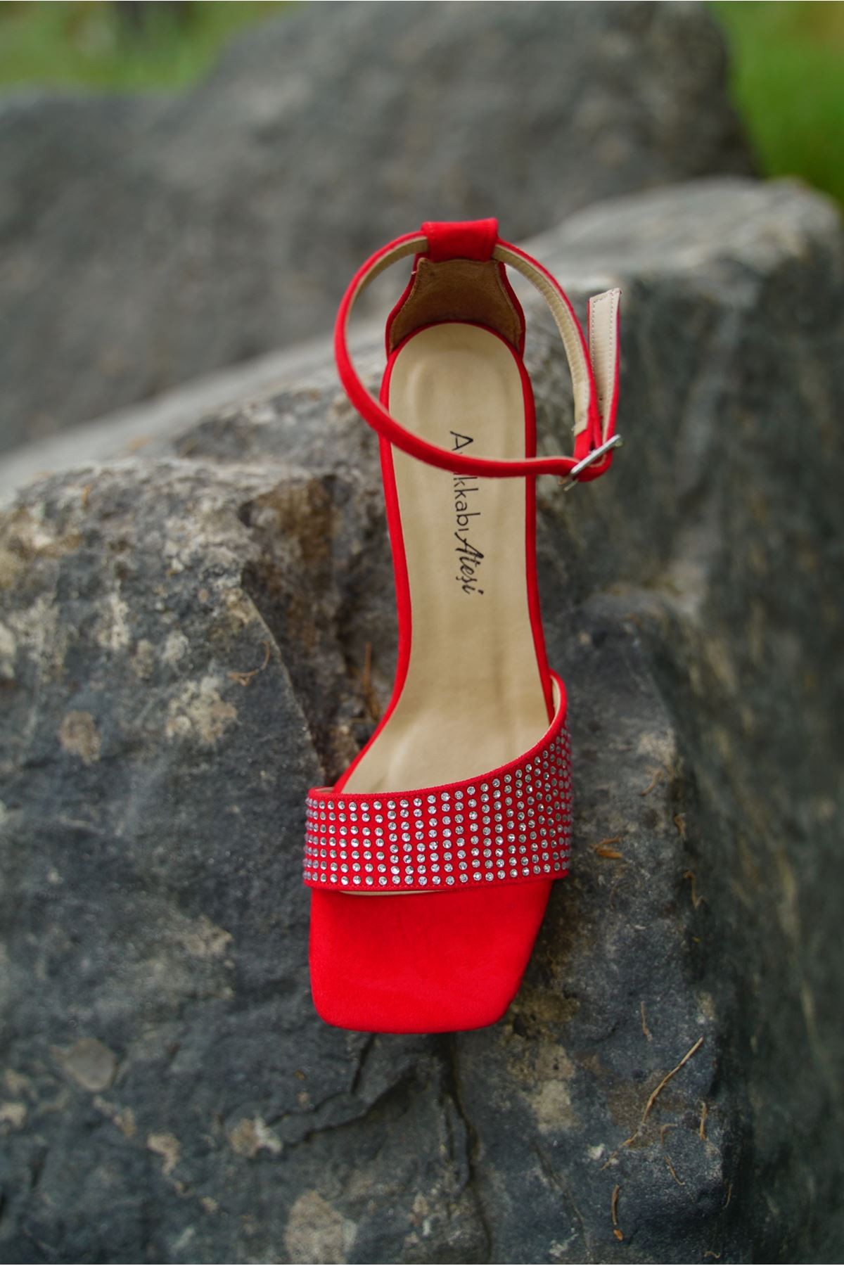 Kırmızı Yetta Taş Detaylı Topuklu Kadın Ayakkabı