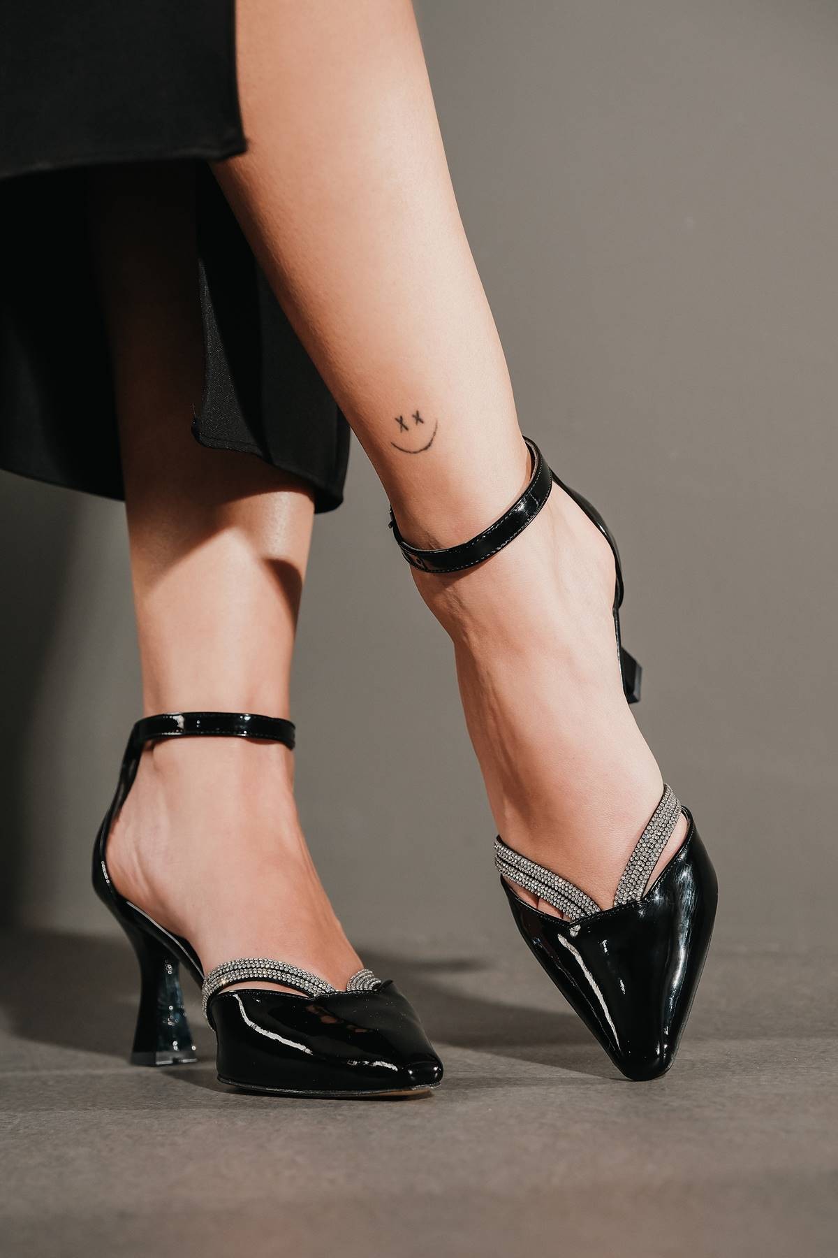 Siyah Rugan Taş Detaylı Kadın Topuklu Ayakkabı Spenna