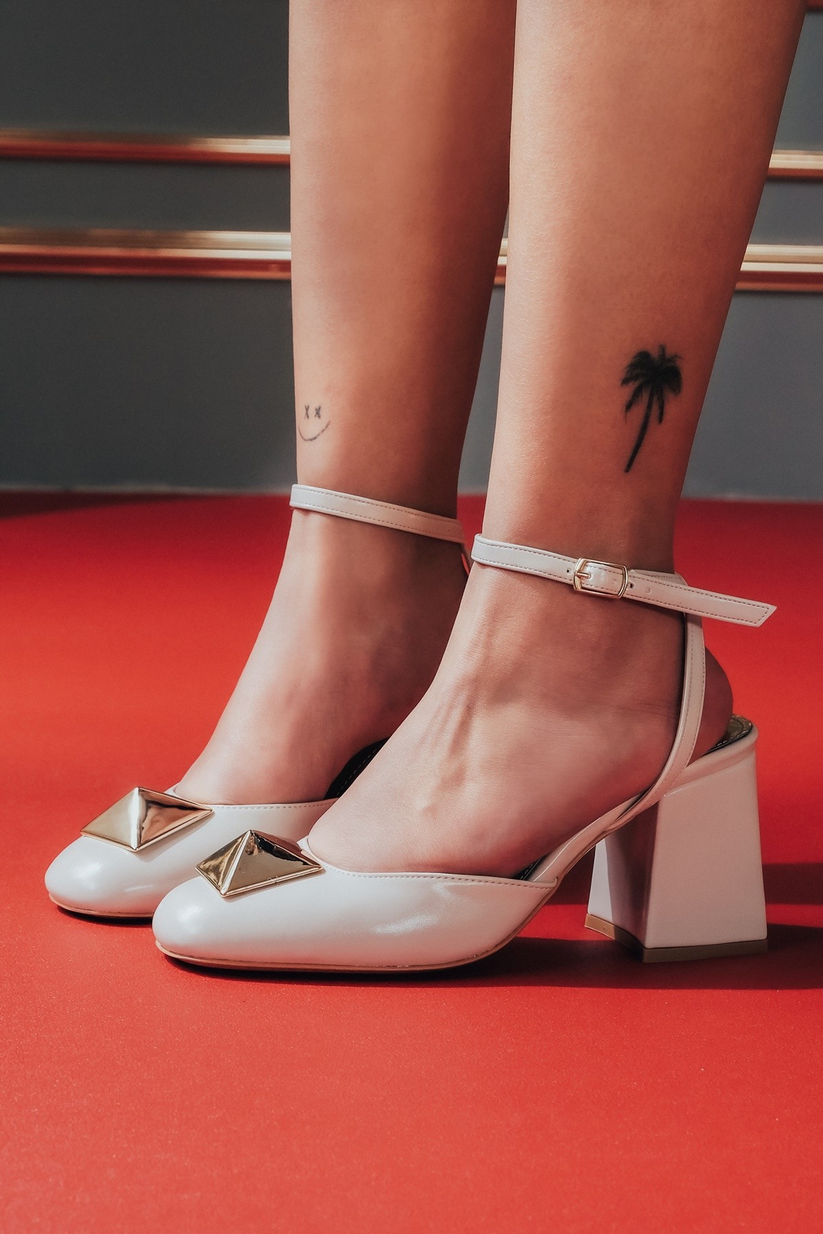 Bej Parlak Cilt Altın Tokalı Kadın Kalın Topuklu Ayakkabı Flora