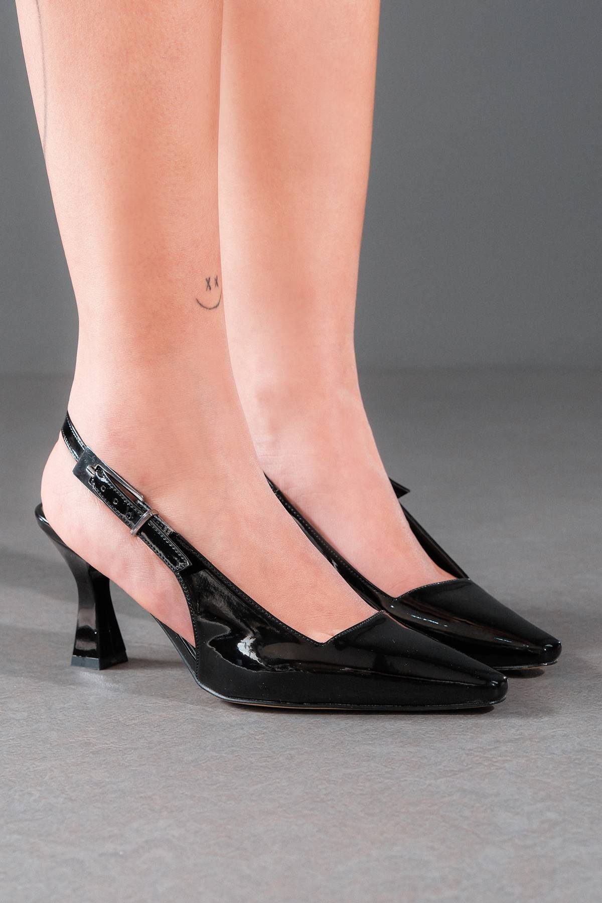 Siyah Rugan Tasarım Tokalı Kadın Topuklu Ayakkabı Niola