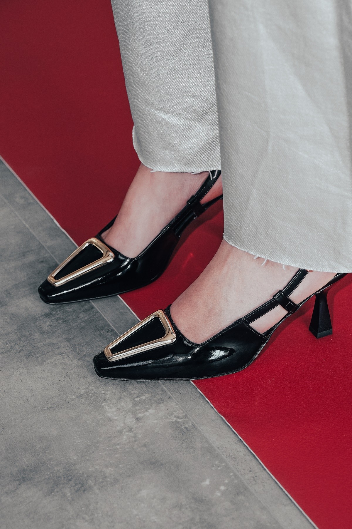 Siyah Rugan Özel Tokalı Kadın Topuklu Ayakkabı Pira