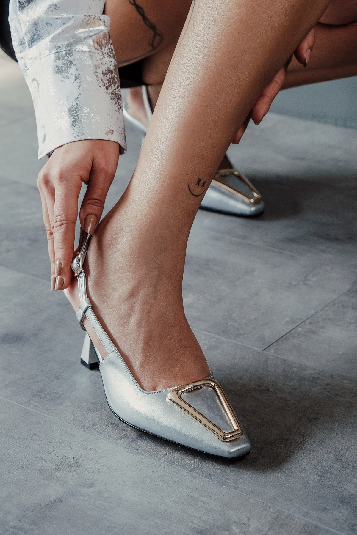 Gümüş Rugan Özel Tokalı Kadın Topuklu Ayakkabı Pira