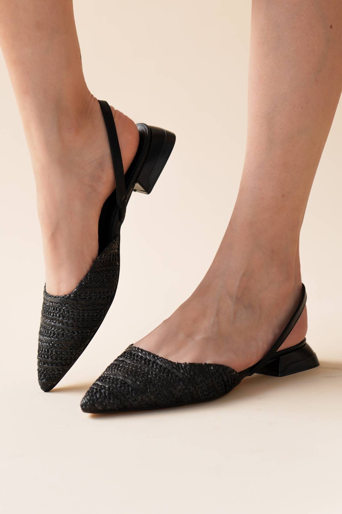 Siyah Cilt Hasır İçten Lastikli Kısa Topuklu Ayakkabı Civerna