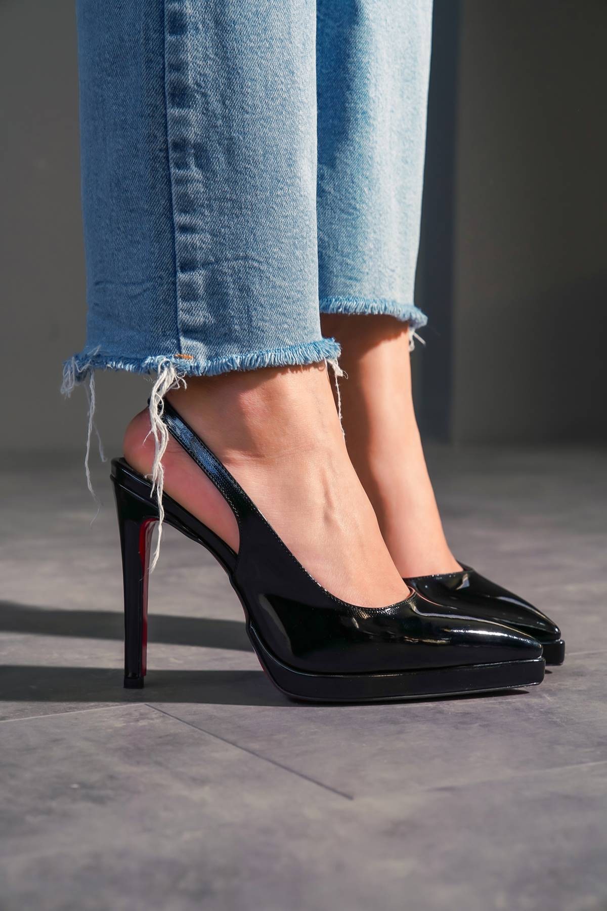Siyah Rugan Sivri Burun Kadın Topuklu Ayakkabı Chicora