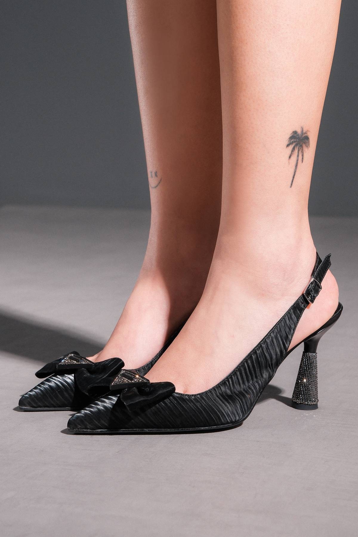 Siyah Parlak Saten Özel Tokalı Kadın Topuklu Ayakkabı Gieda