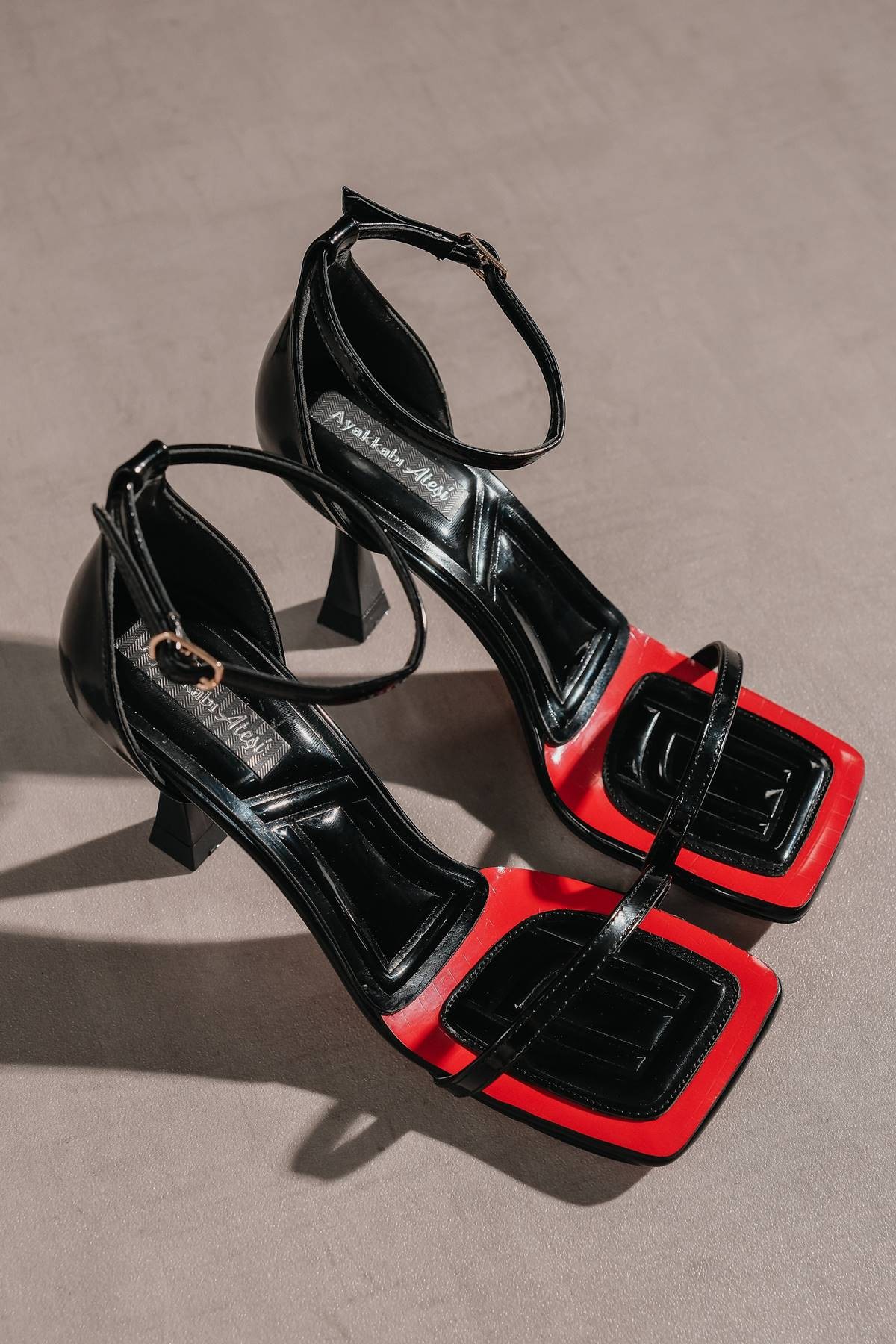 Siyah Kırmızı Rugan Tasarım Topuklu Ayakkabı Tasiro