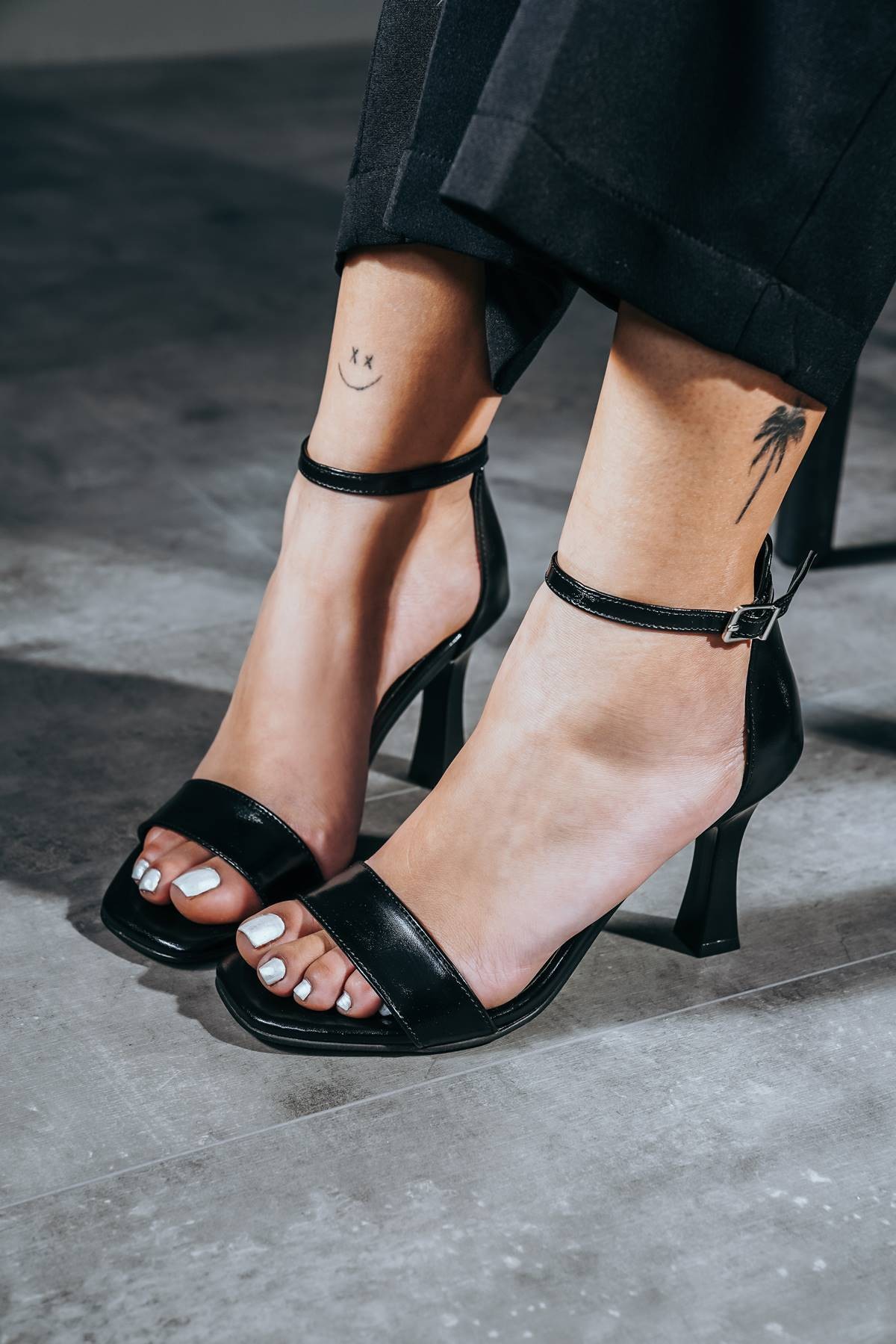 Siyah Parlak Cilt Tek Bantlı Kadın Topuklu Ayakkabı Klara
